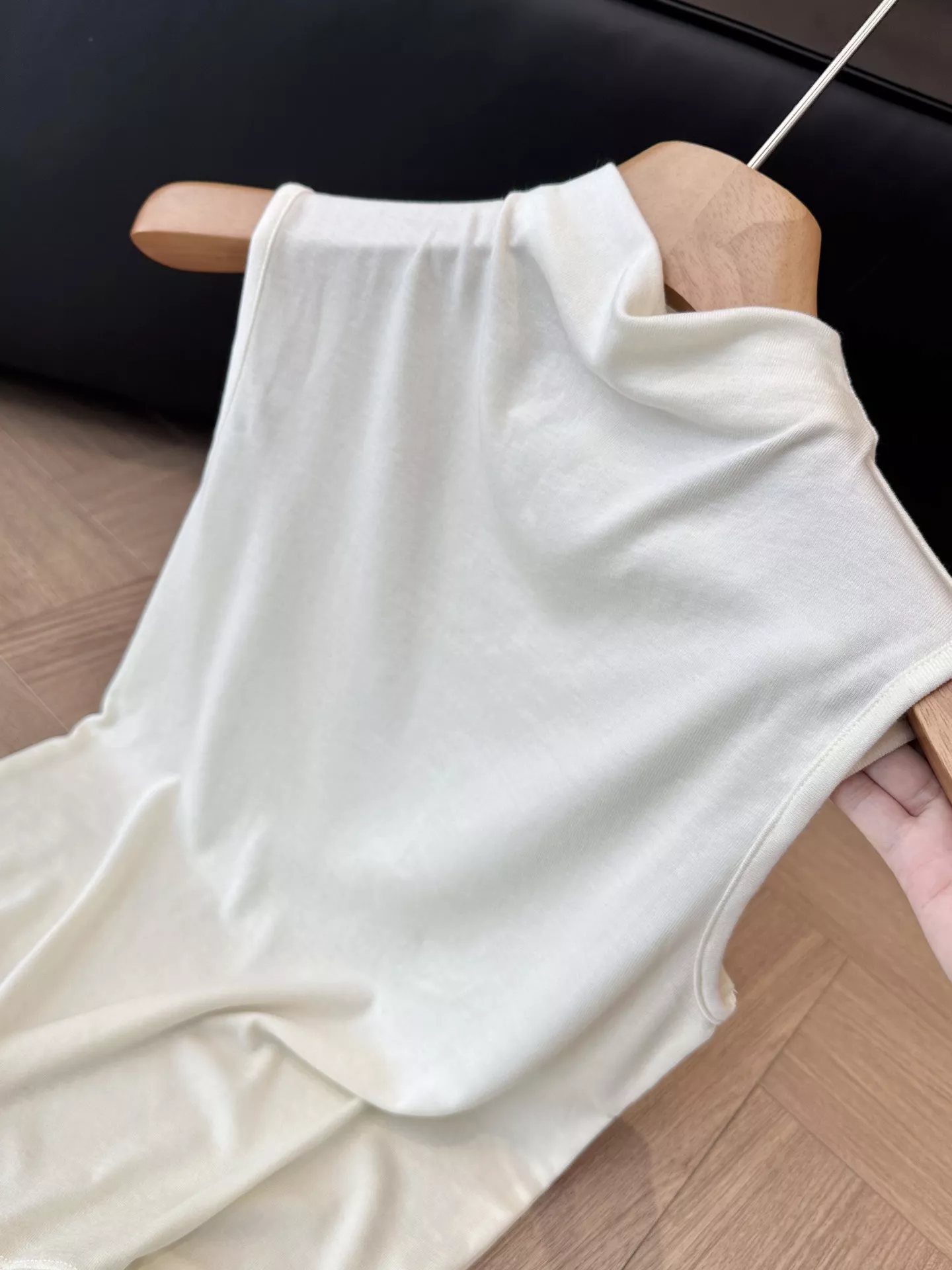더로우 반하이넥 슬림핏 니트 탱크탑 상세 이미지 24