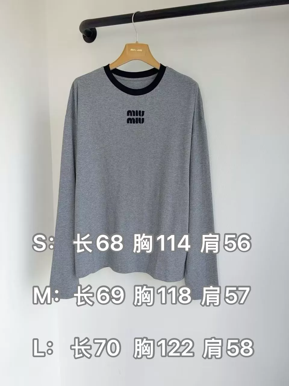 미우미우 라운드넥 패치 자수 레터링 긴소매 티셔츠 상세 이미지 10