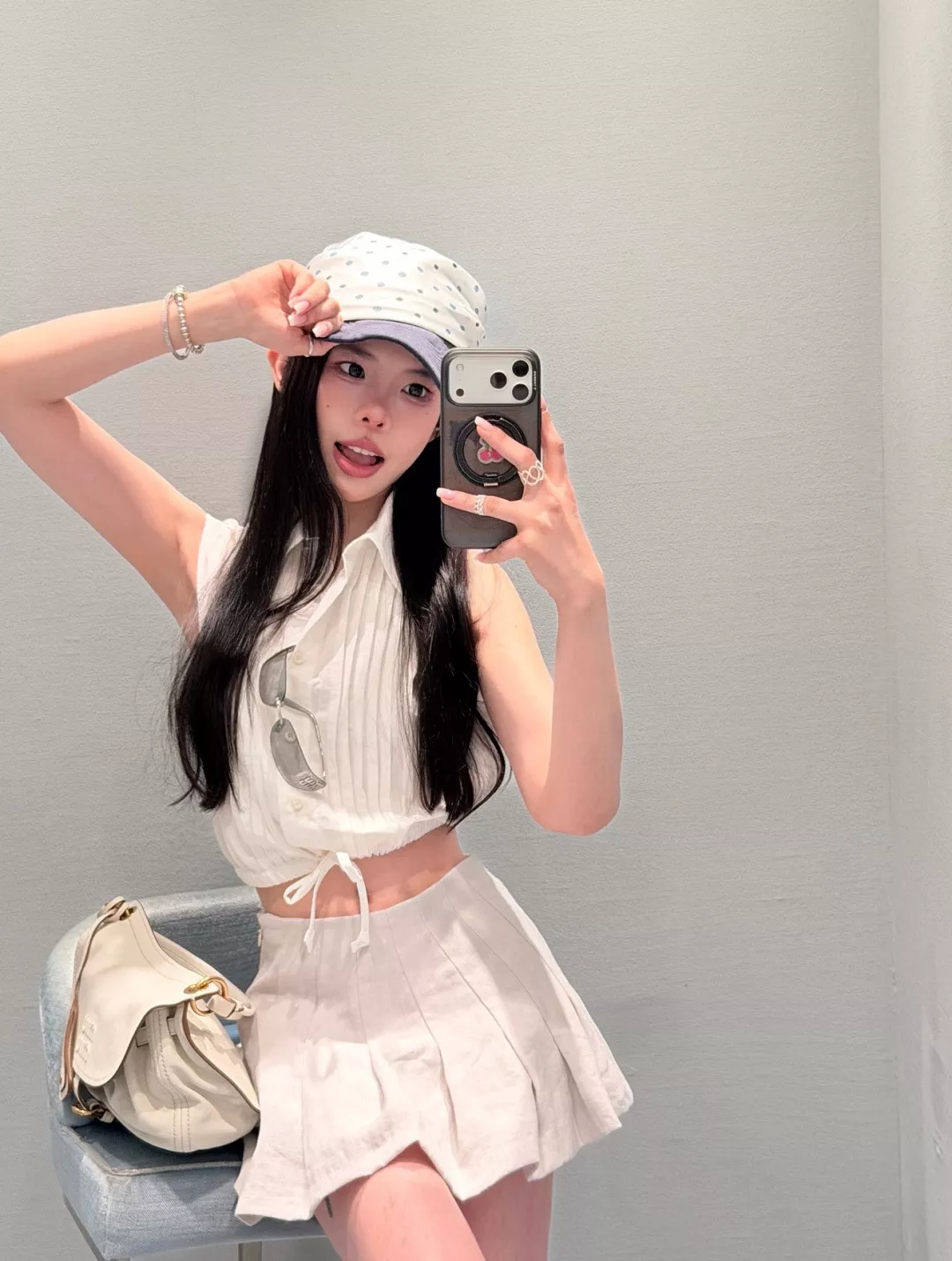 미우미우 코튼 포플린 새틴 칼라 민소매 셔츠 상세 이미지 11