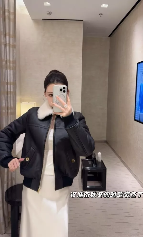 샤넬 금속 버클 카라 울 배색 재킷 상세 이미지 18