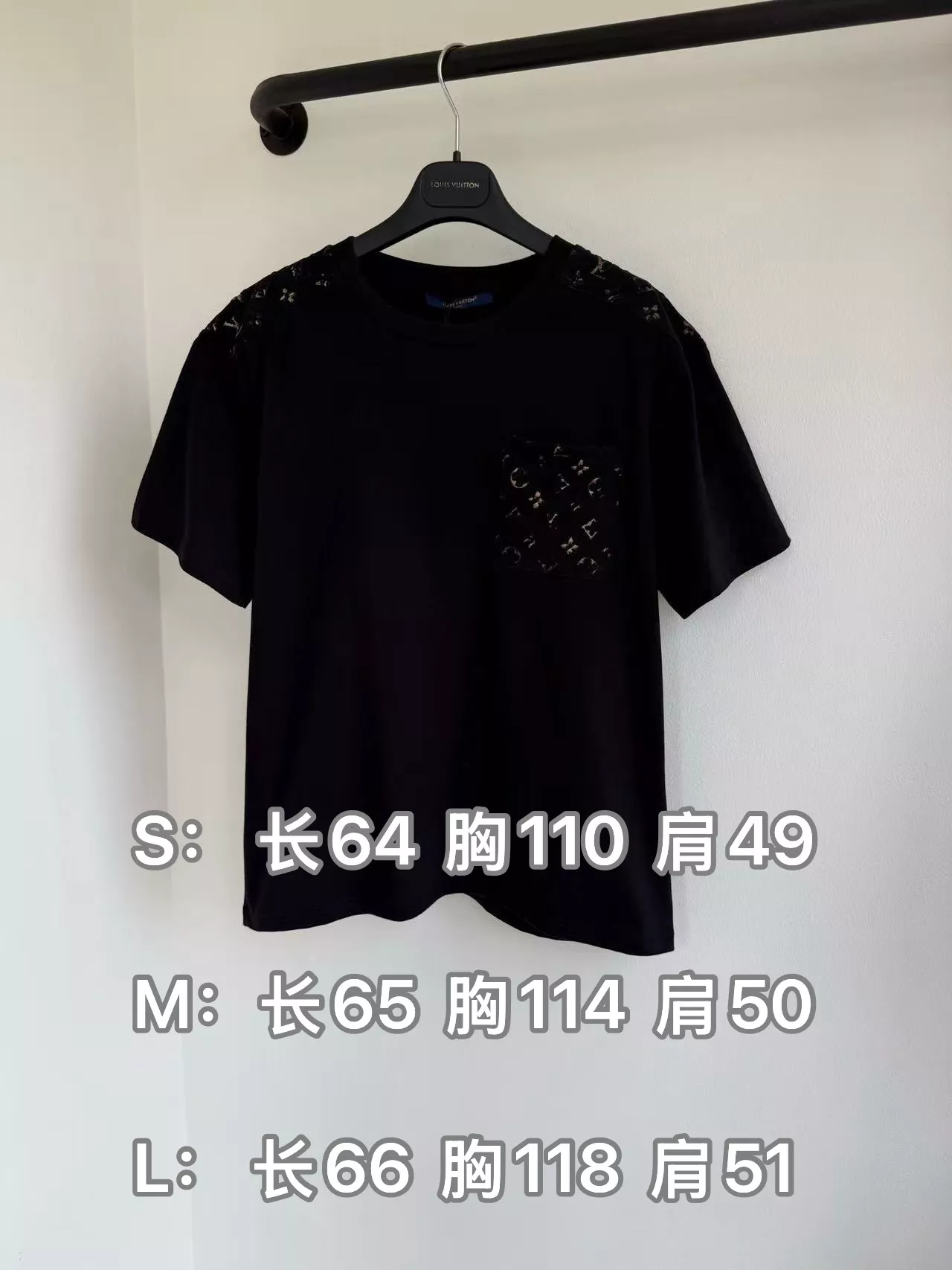 루이비통 클래식 라운드넥 입체 자카드 레터링 반소매 티셔츠 상세 이미지 10