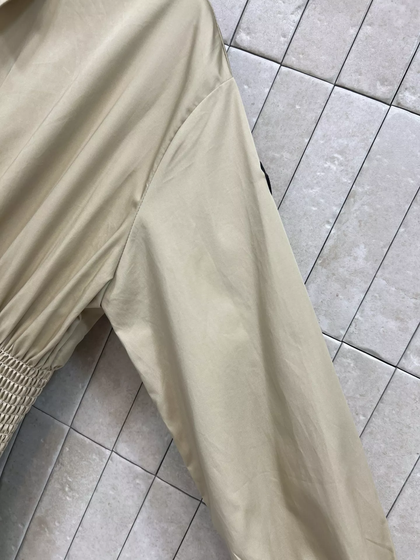 몽클레어 카키 셔츠형 허리밴딩 원피스 상세 이미지 4