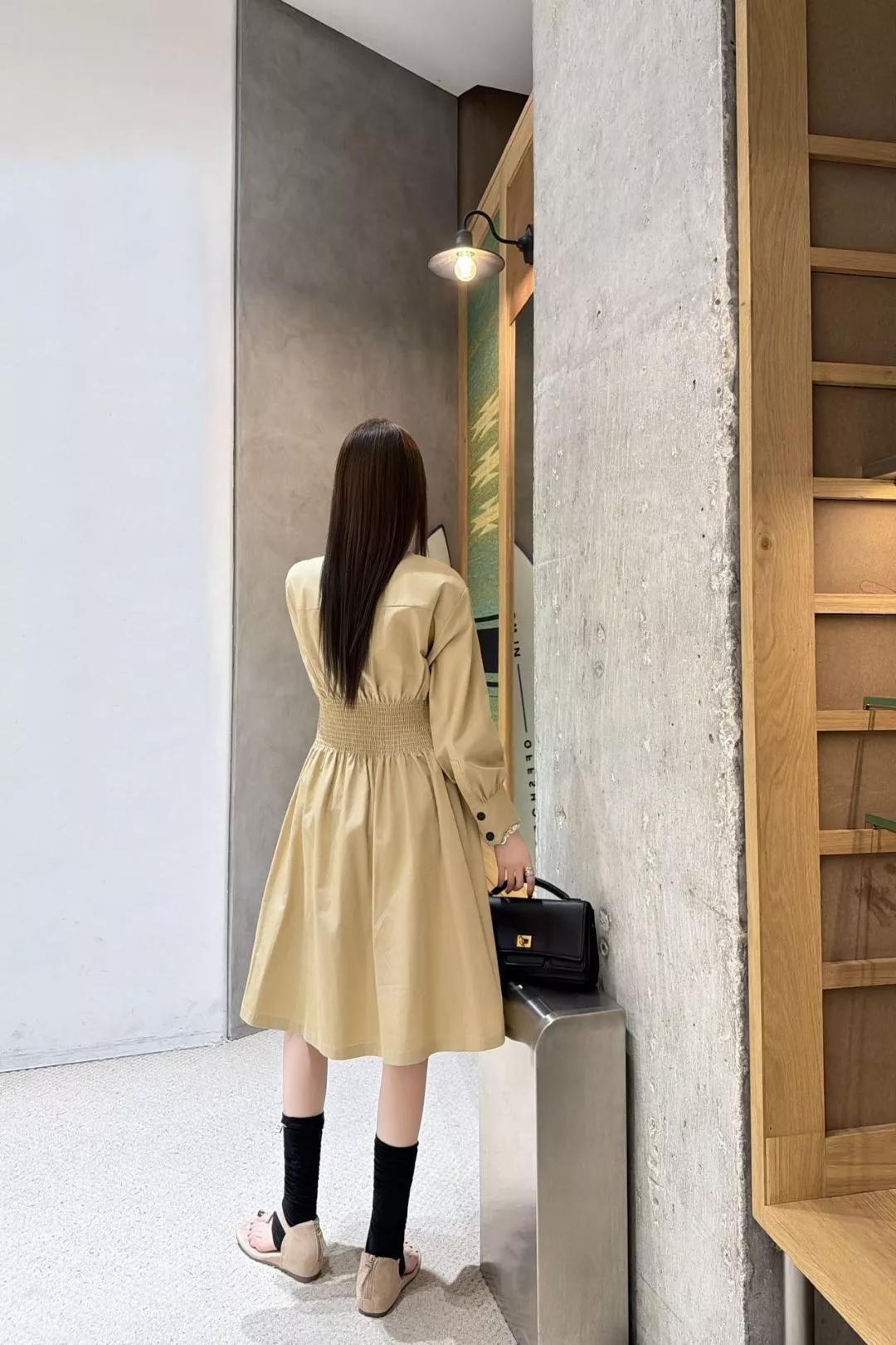 몽클레어 카키 셔츠형 허리밴딩 원피스 상세 이미지 24