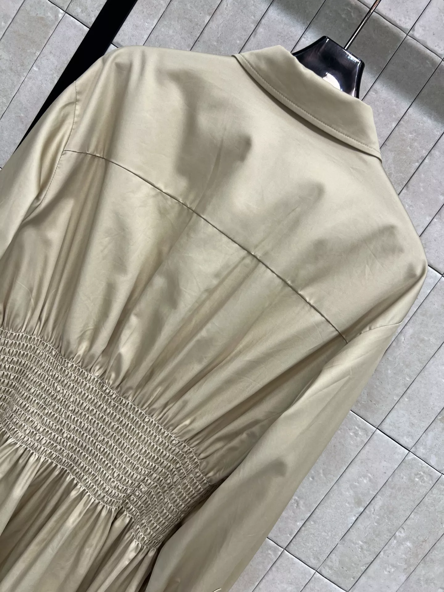 몽클레어 카키 셔츠형 허리밴딩 원피스 상세 이미지 8