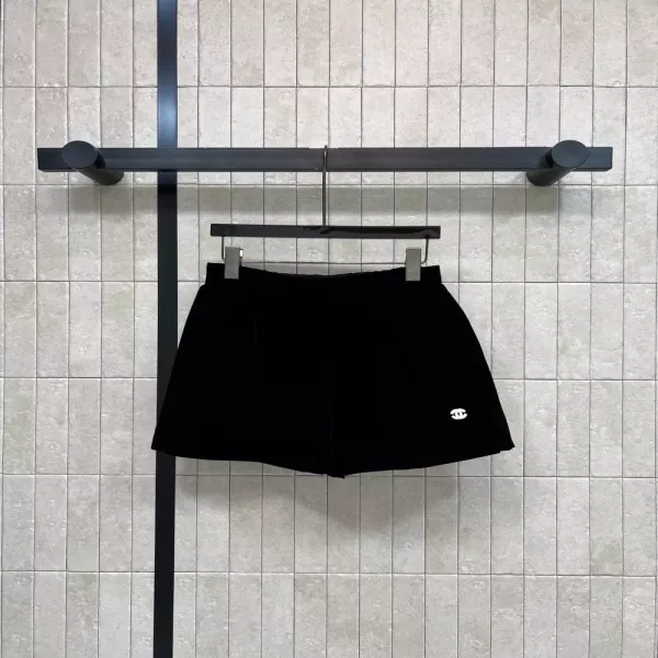 샤넬 벨벳 하이웨이스트 자수 하프 팬츠