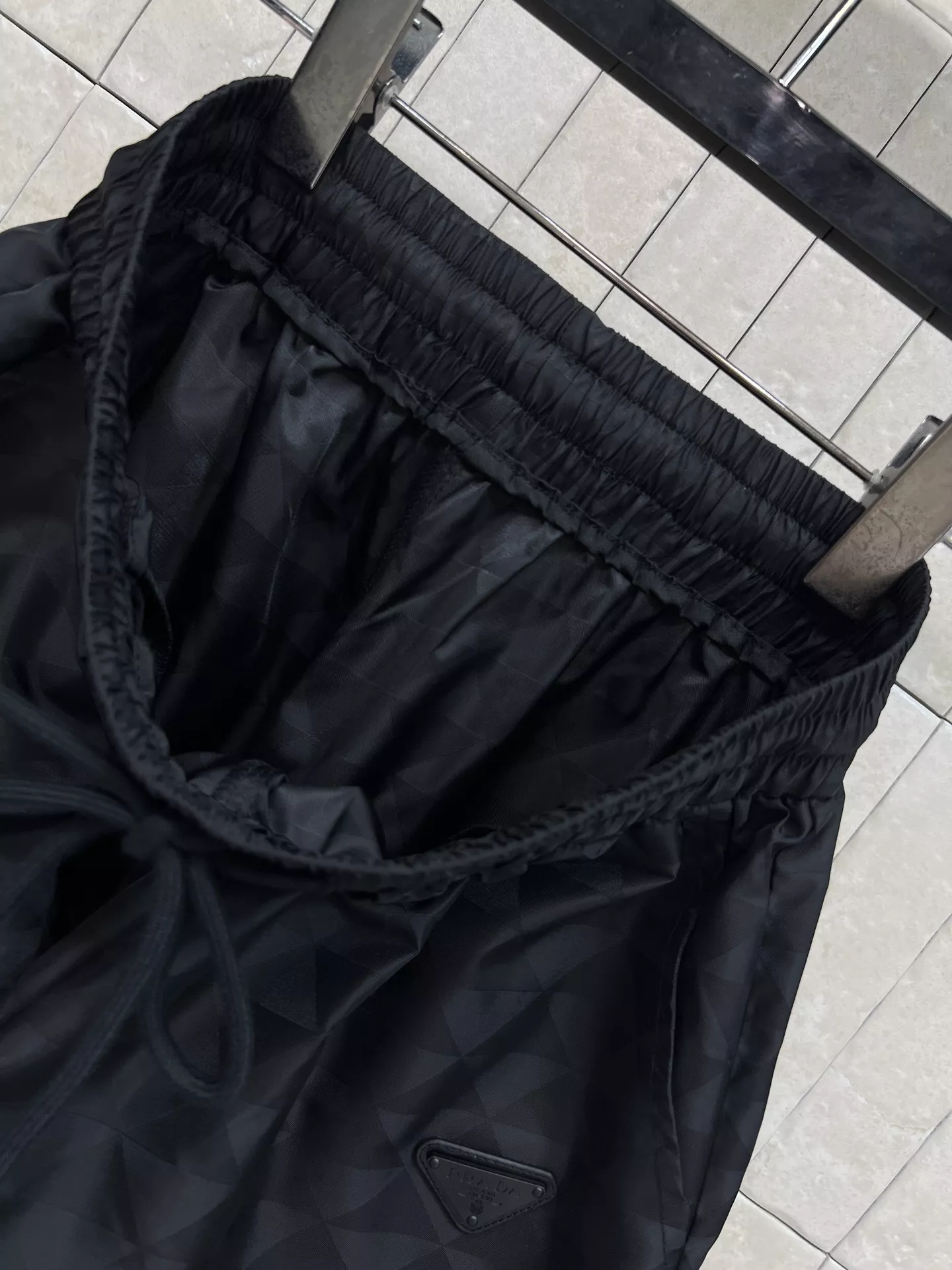 프라다 삼각 패턴 나일론 밴딩 와이드 팬츠 상세 이미지 6