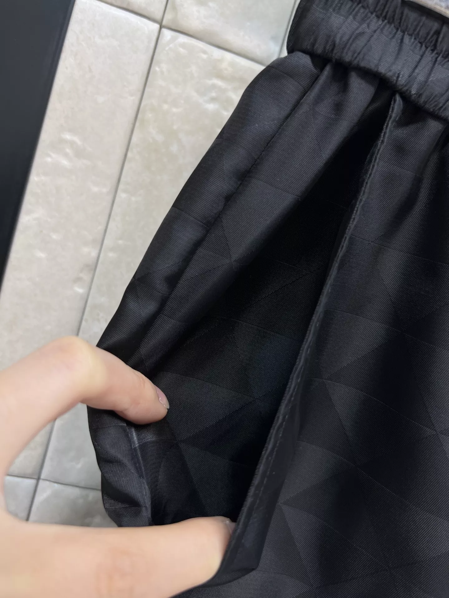 프라다 삼각 패턴 나일론 밴딩 와이드 팬츠 상세 이미지 5