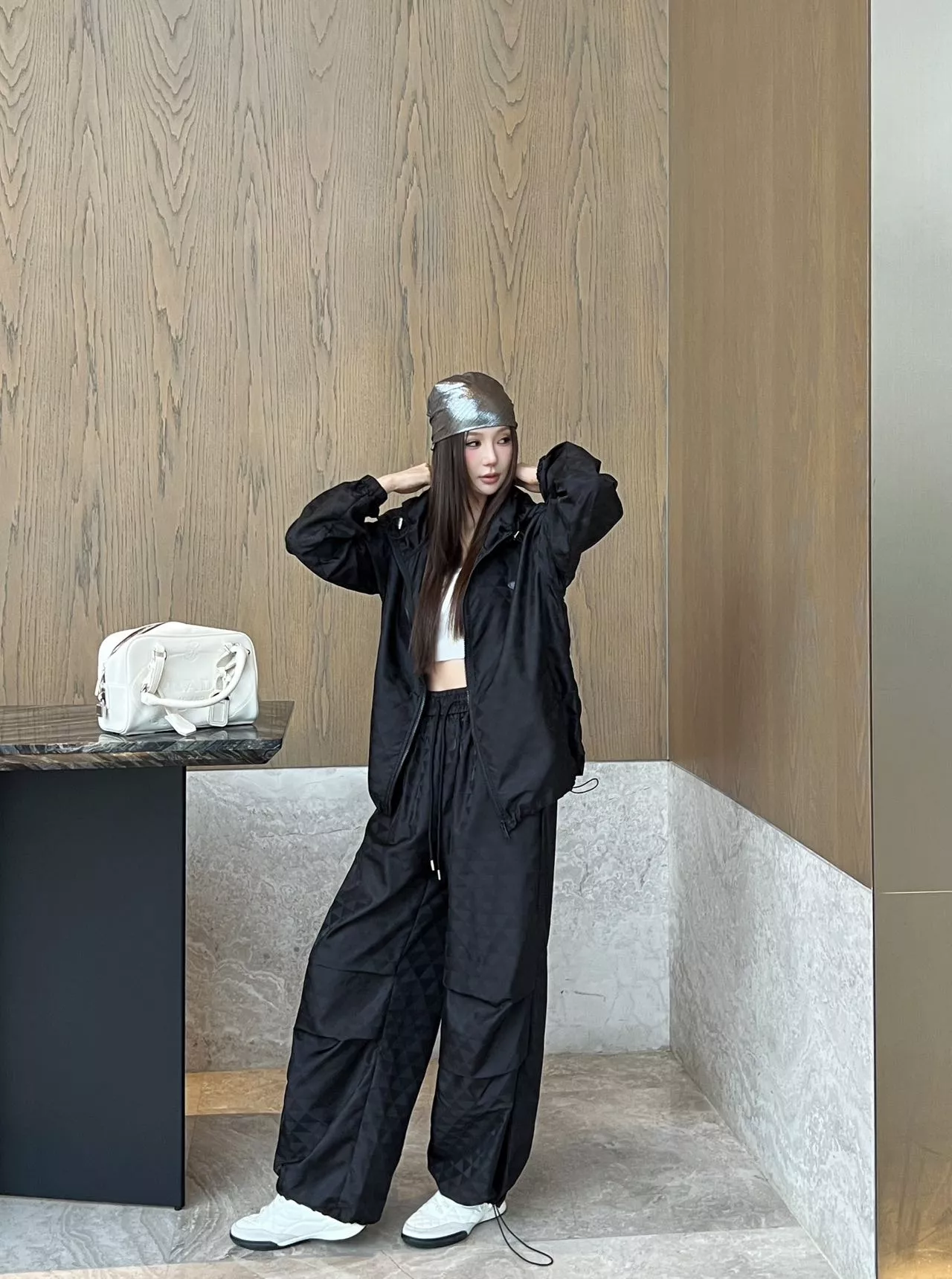프라다 삼각 패턴 나일론 밴딩 와이드 팬츠 상세 이미지 16