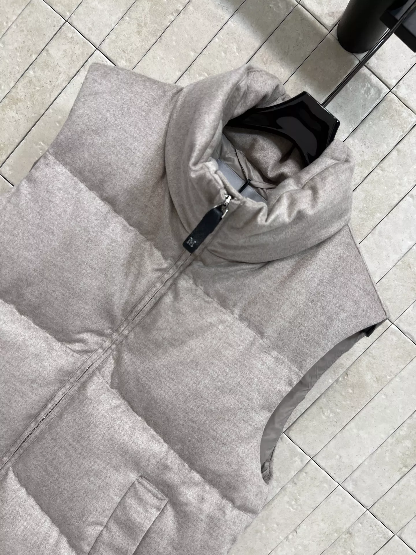미우미우 벨벳 질감 하이넥 숏 패딩 조끼 상세 이미지 5
