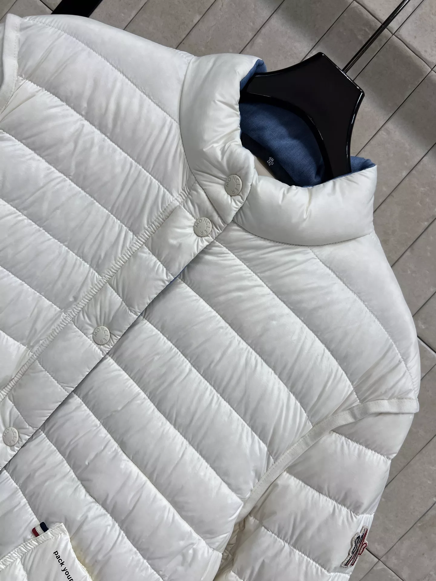 몽클레어 스탠드칼라 경량 크롭 패딩 상세 이미지 2