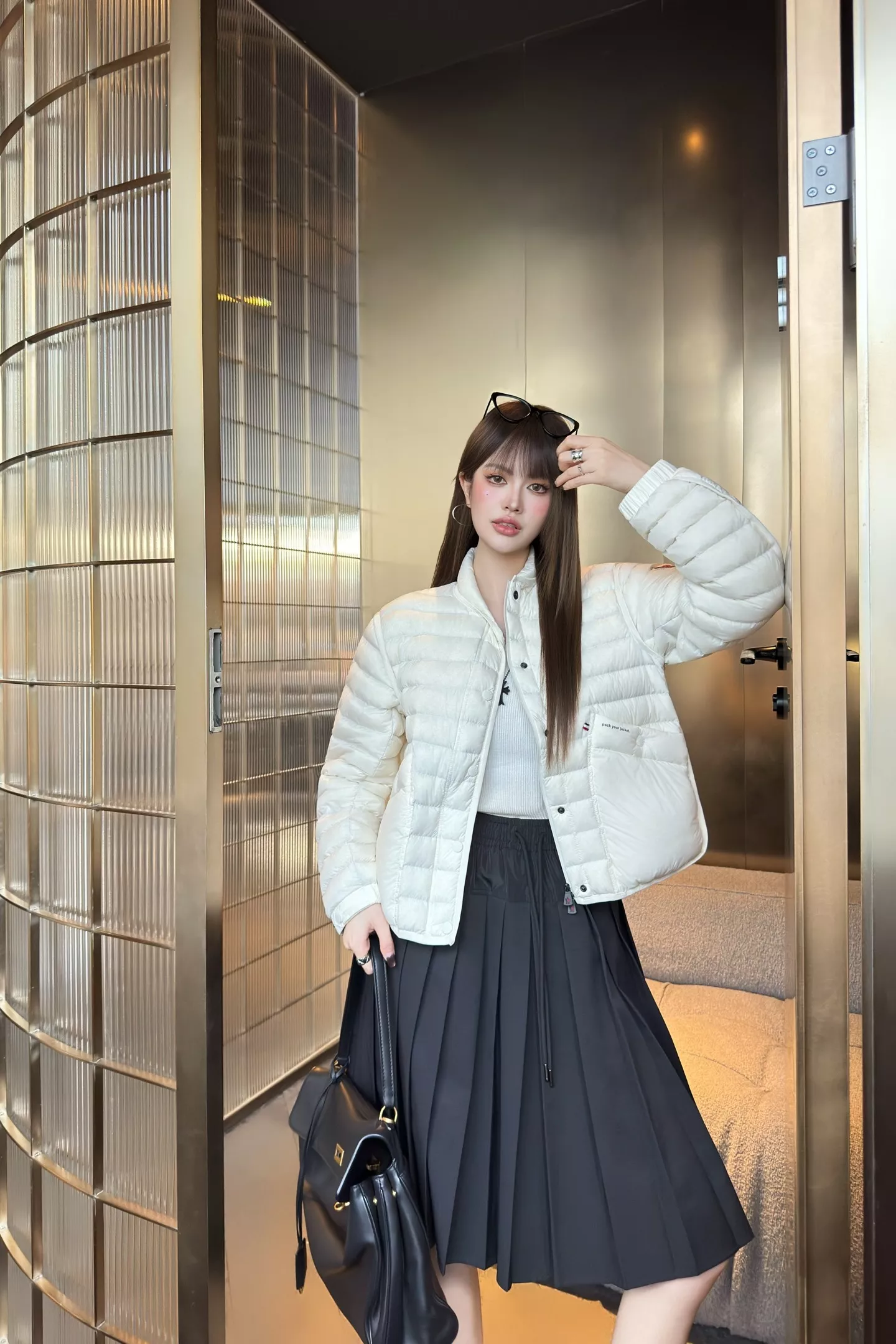 몽클레어 스탠드칼라 경량 크롭 패딩 상세 이미지 37