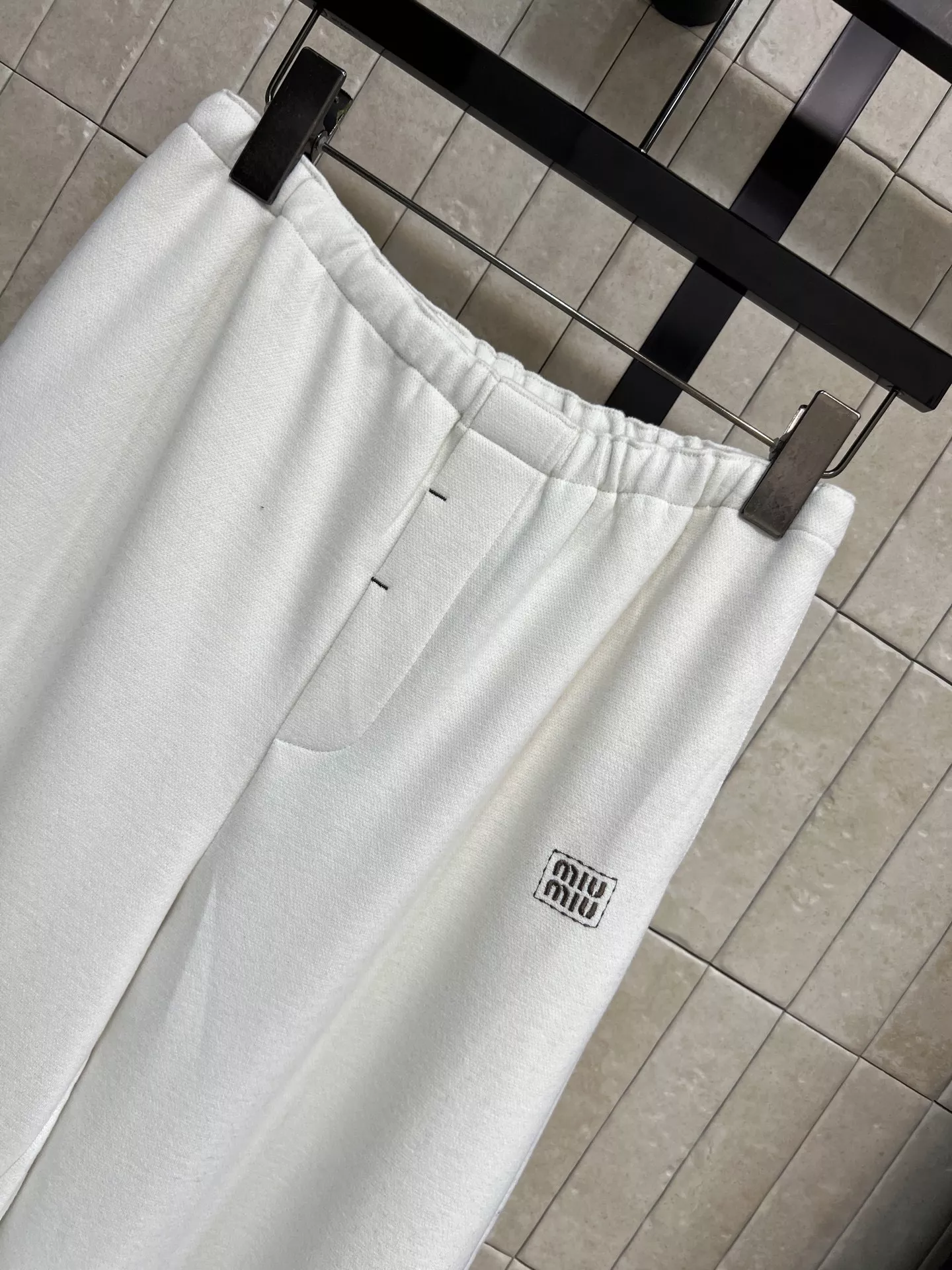 미우미우 로고 자수 밴딩 와이드 팬츠 상세 이미지 2