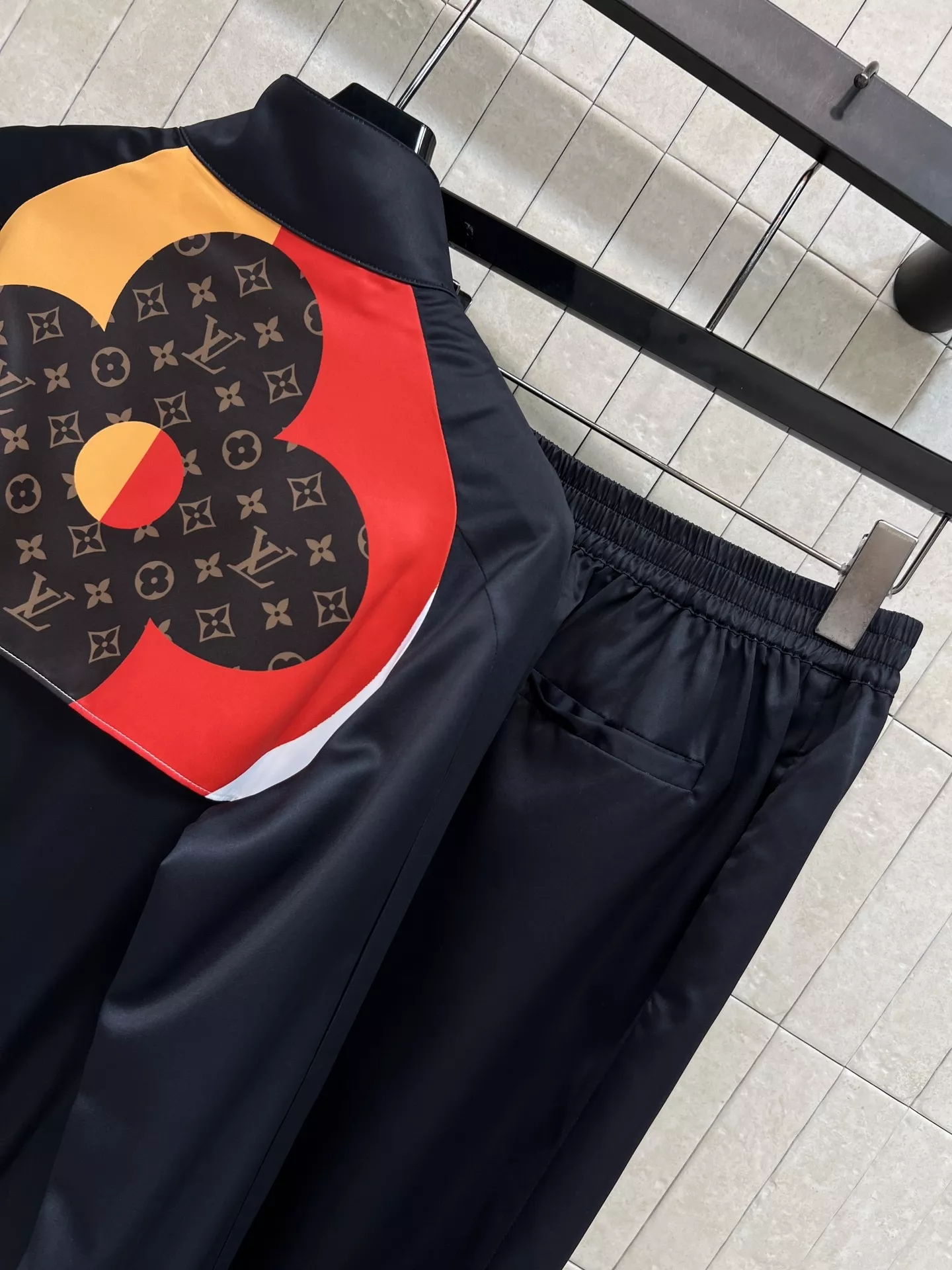 루이비통 배색 모노그램 스탠드넥 상하의 세트 상세 이미지 8