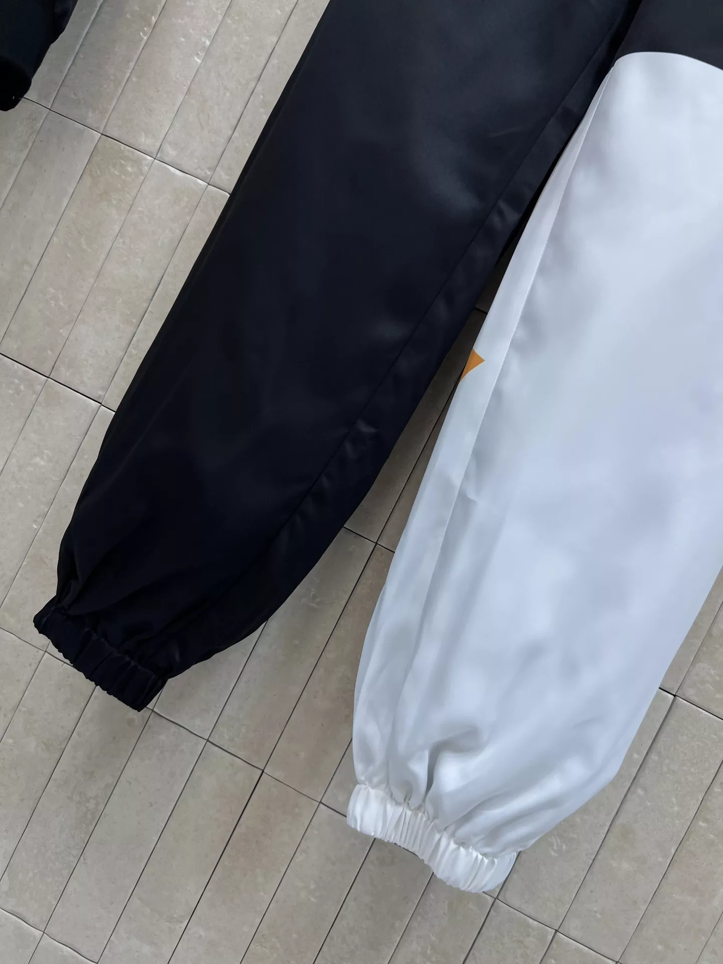 루이비통 배색 모노그램 스탠드넥 상하의 세트 상세 이미지 5