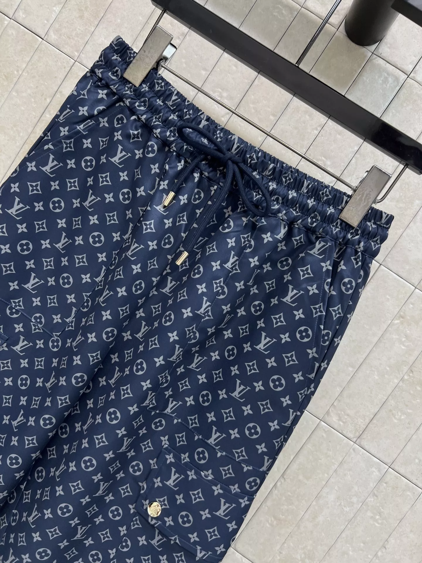 루이비통 모노그램 와이드 밴딩 스트링 팬츠 상세 이미지 4