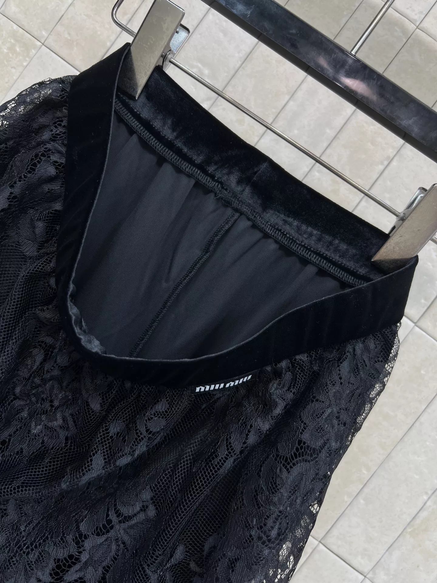 미우미우 레이스 배색 벨벳 세미부츠컷 팬츠 상세 이미지 6