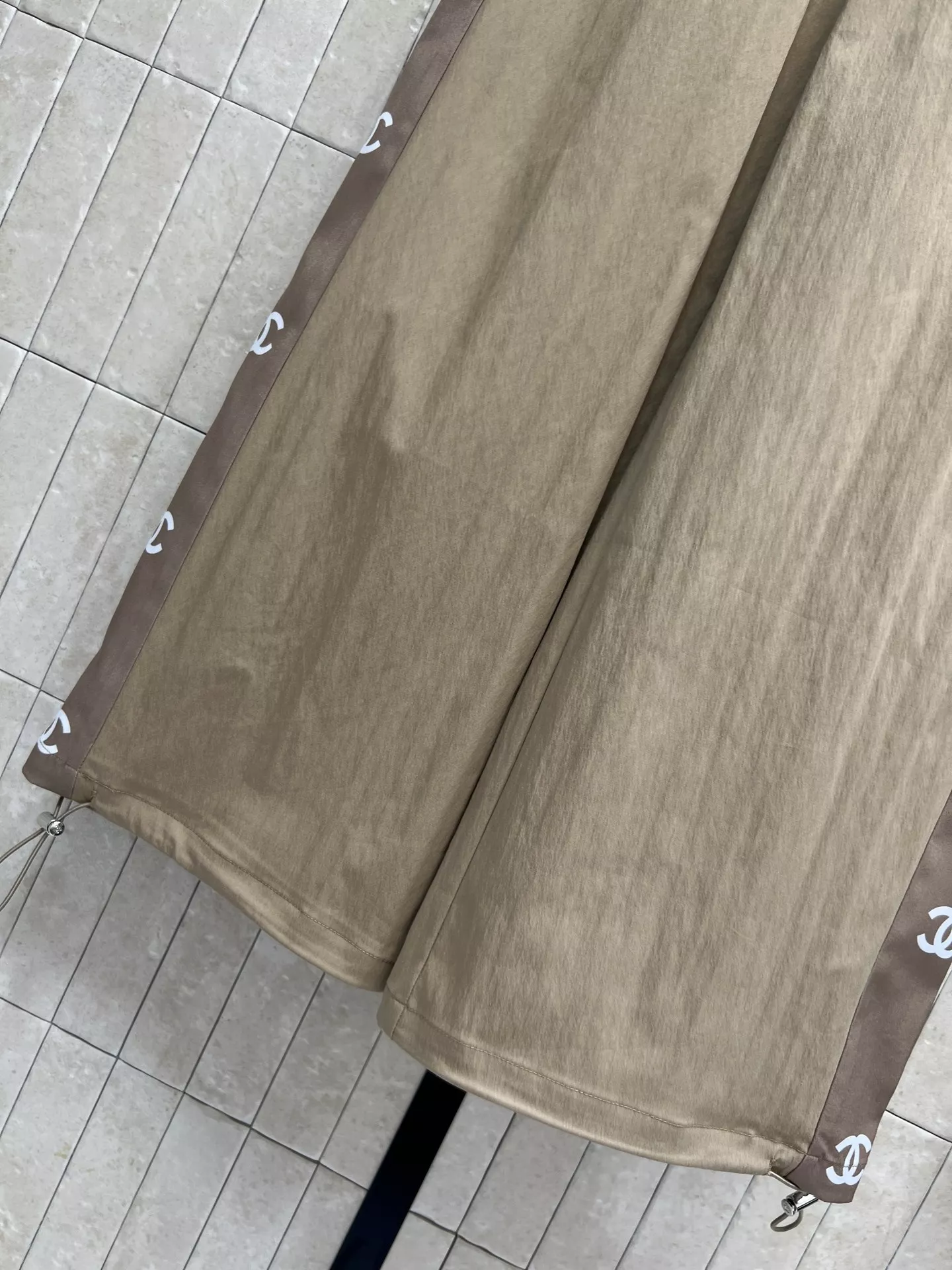 샤넬 로고 프린트 밴딩 와이드 롱 팬츠 상세 이미지 3