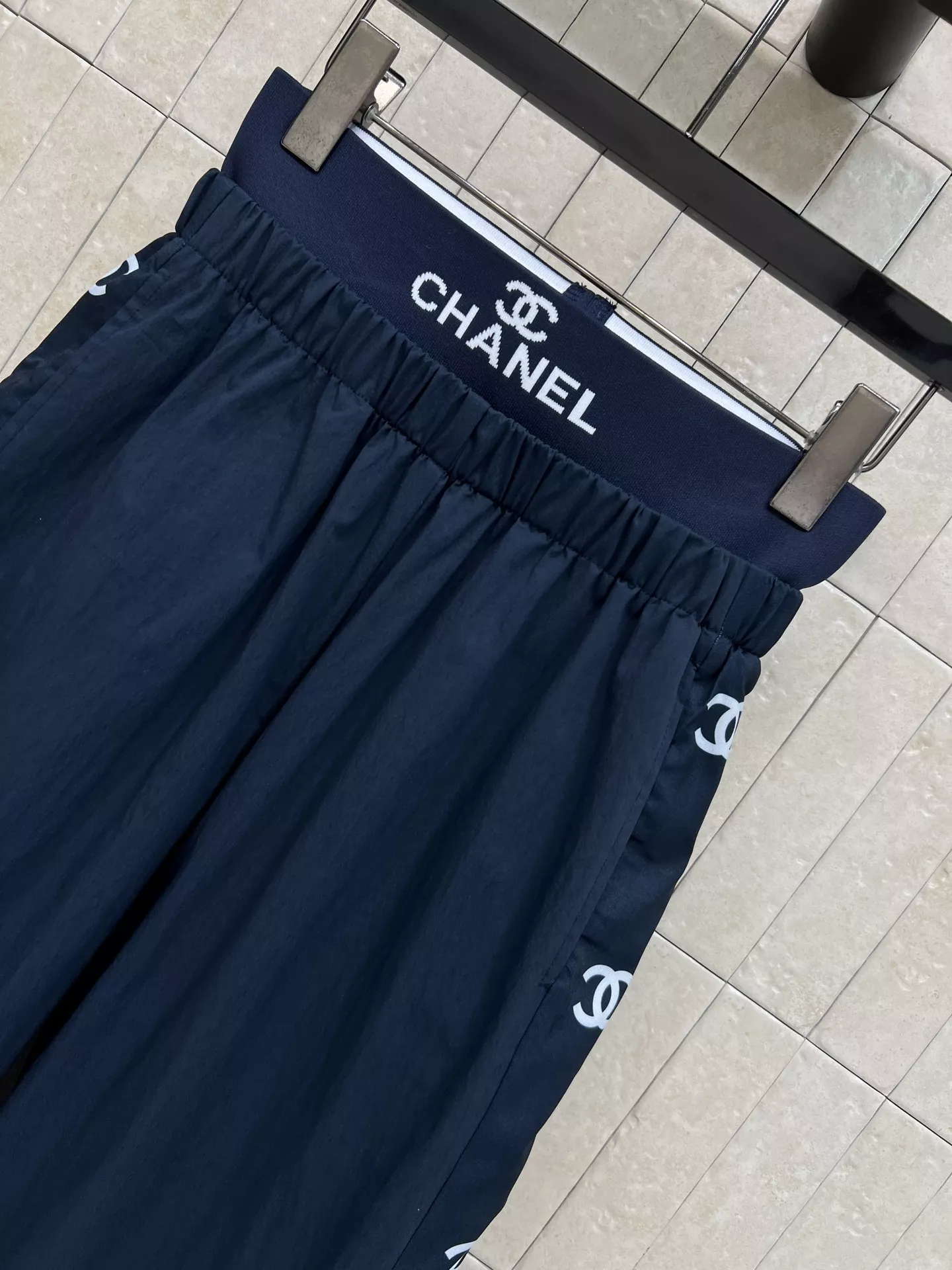 샤넬 로고 프린트 밴딩 와이드 롱 팬츠 상세 이미지 4