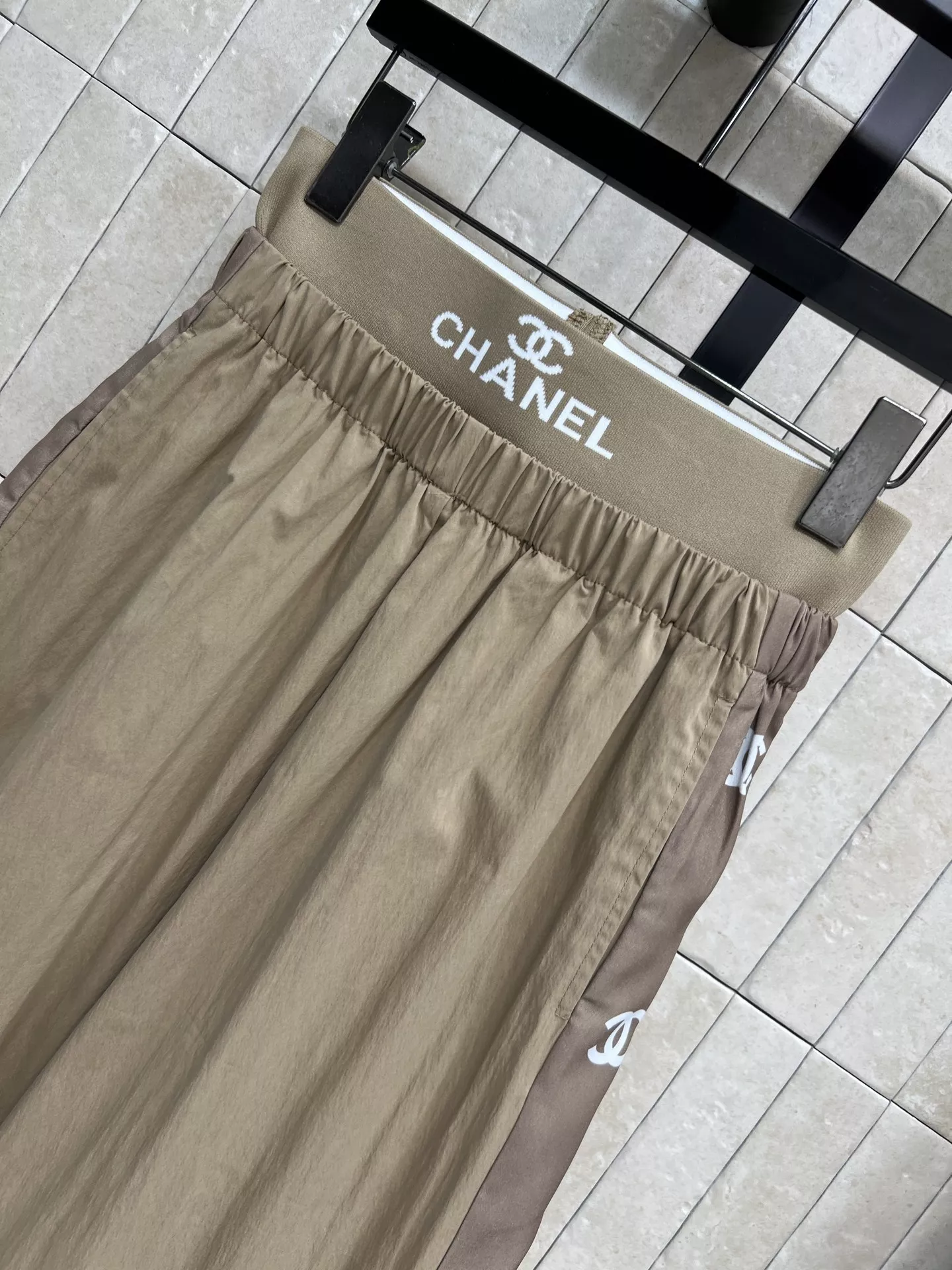 샤넬 로고 프린트 밴딩 와이드 롱 팬츠 상세 이미지 2
