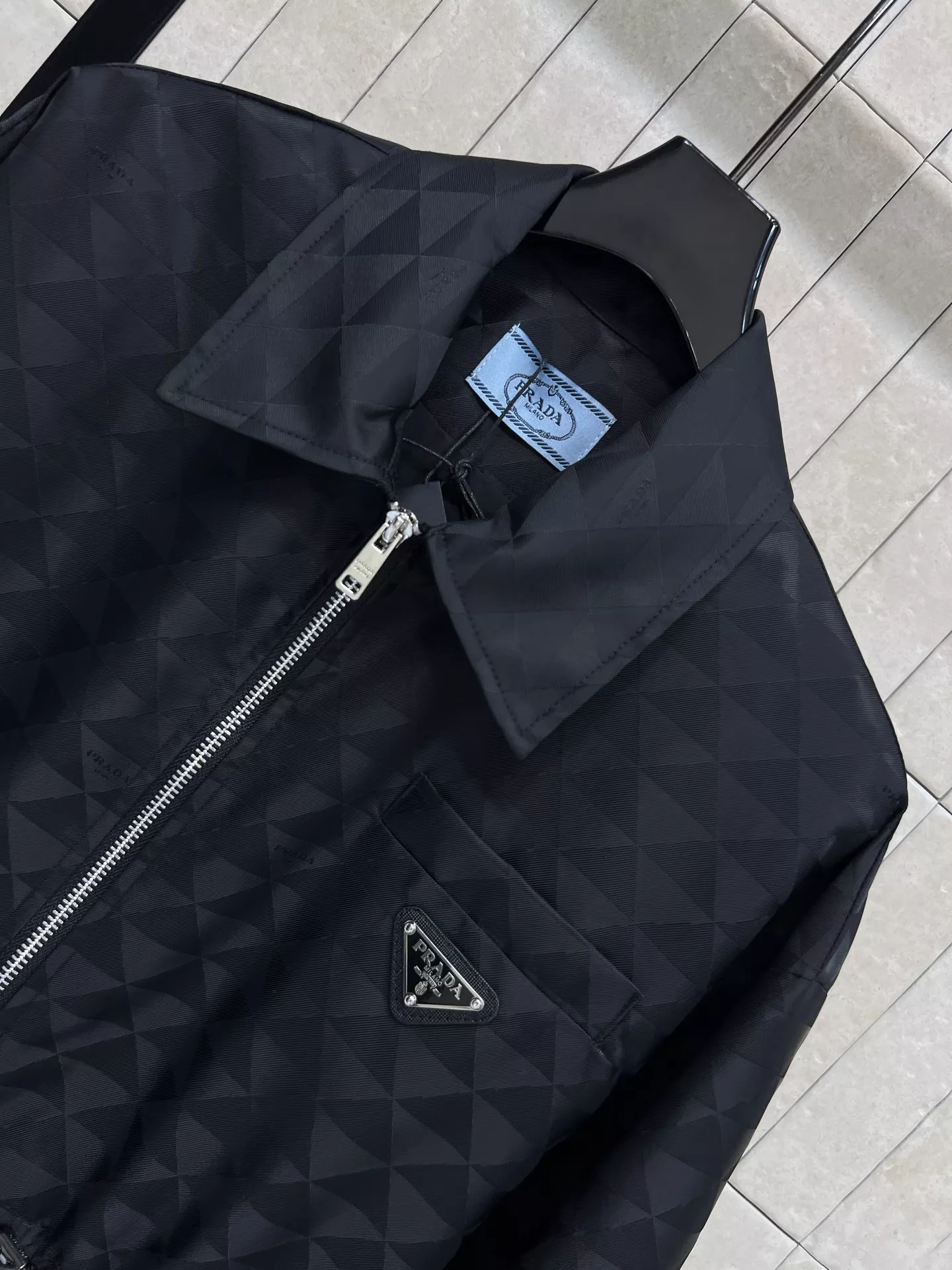 프라다 삼각 엠보 패턴 드로스트링 롱 코트 상세 이미지 2