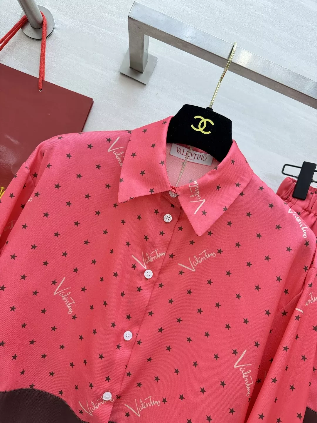 발렌티노 별 패턴 새틴 크롭 셔츠 숏팬츠 세트 상세 이미지 3