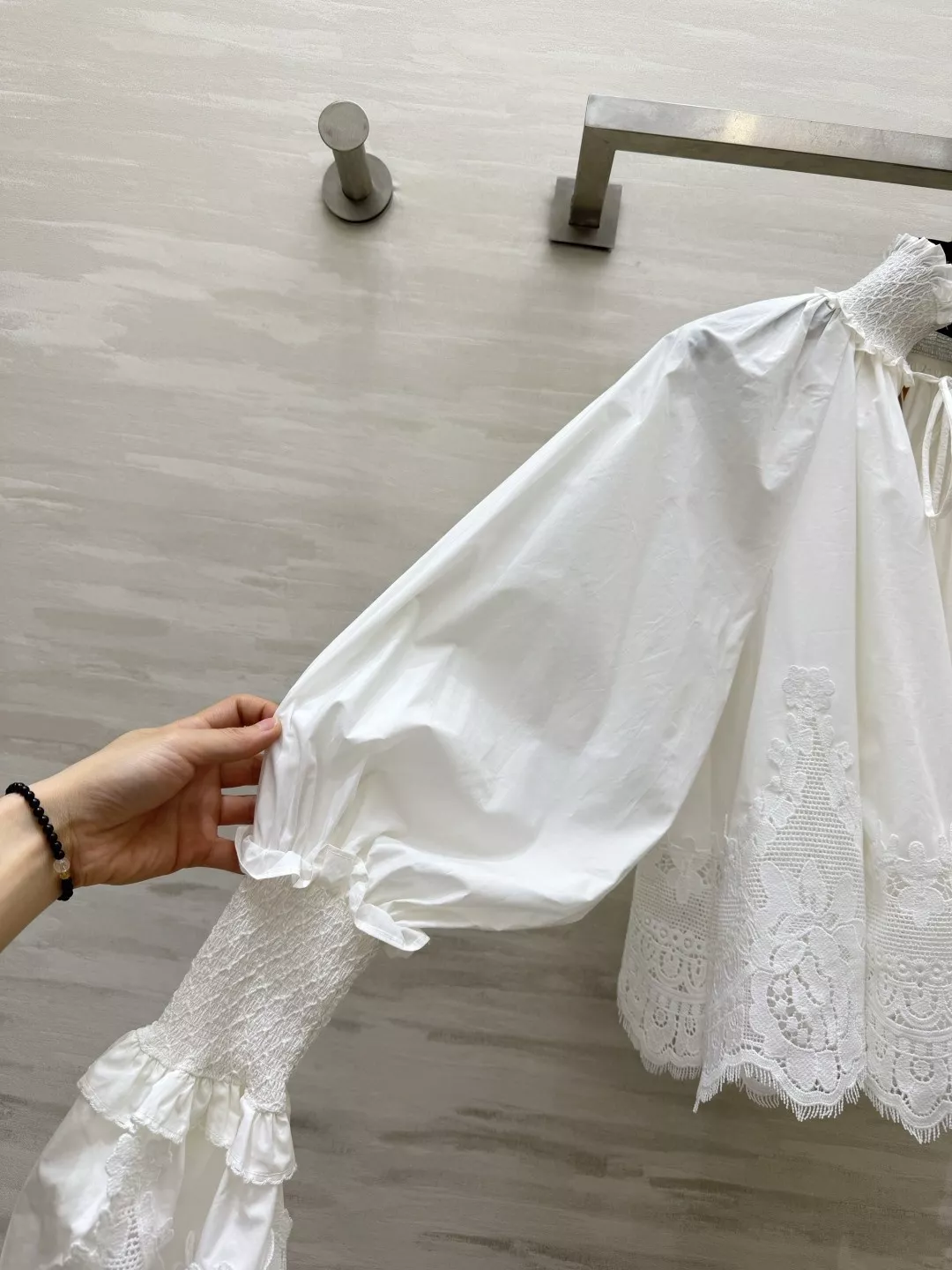 짐머만 아이보리 셔링 레이스 장식 긴소매 블라우스 상세 이미지 9