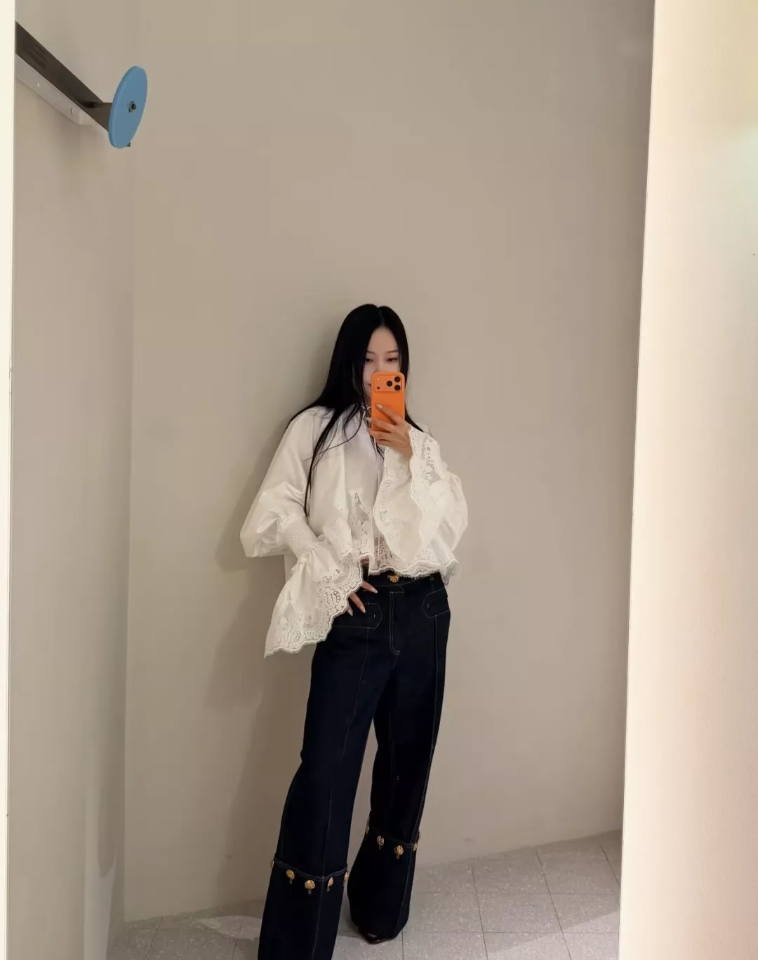 짐머만 아이보리 셔링 레이스 장식 긴소매 블라우스 상세 이미지 14
