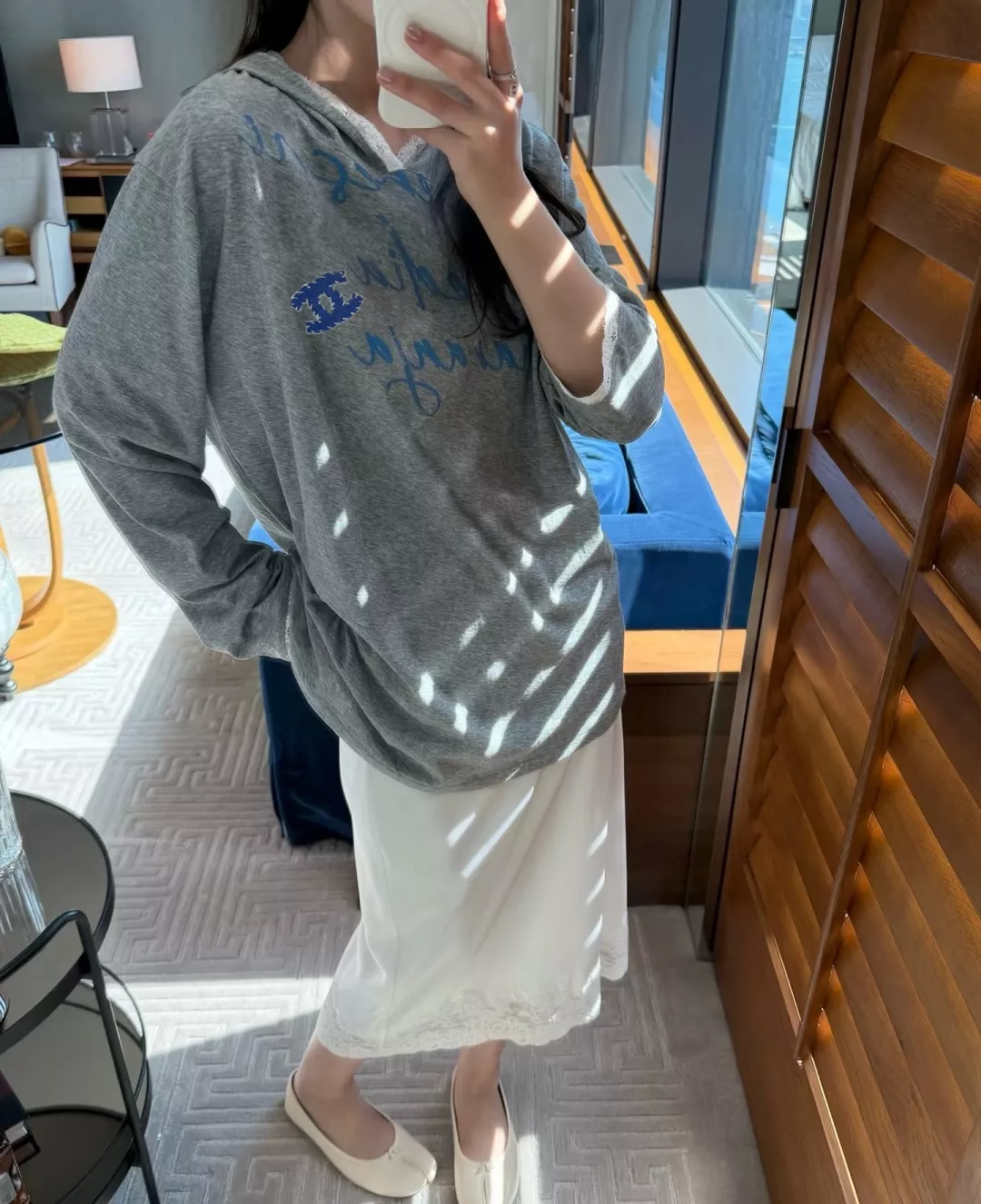샤넬 레이스 트리밍 루즈핏 후드 긴소매 티셔츠 상세 이미지 27