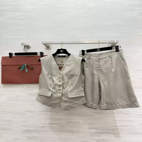로로피아나 브이넥 버튼 베스트 버뮤다 팬츠 세트
