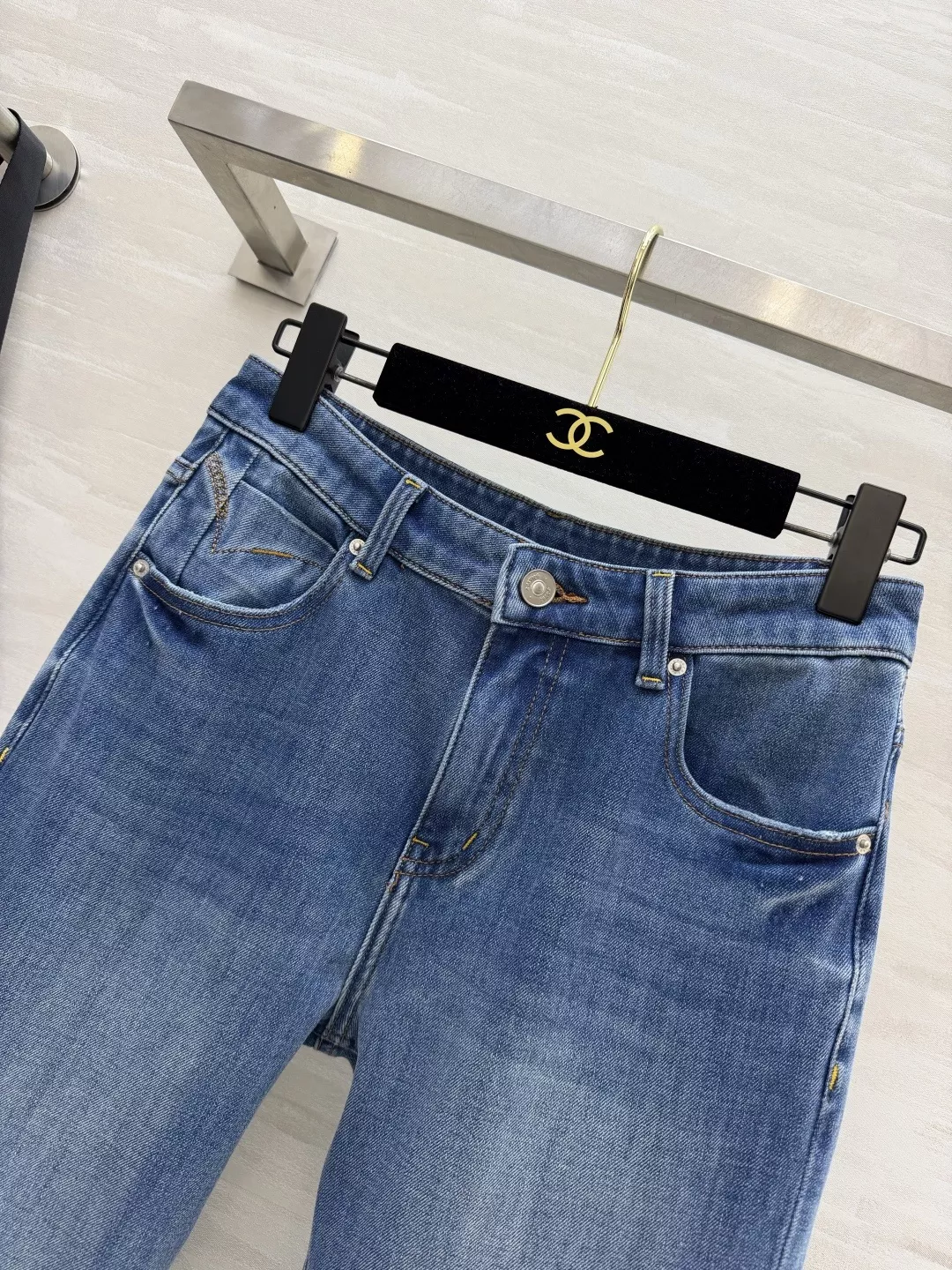 입생로랑 하이웨이스트 마이크로 부츠컷 데님 팬츠 상세 이미지 26