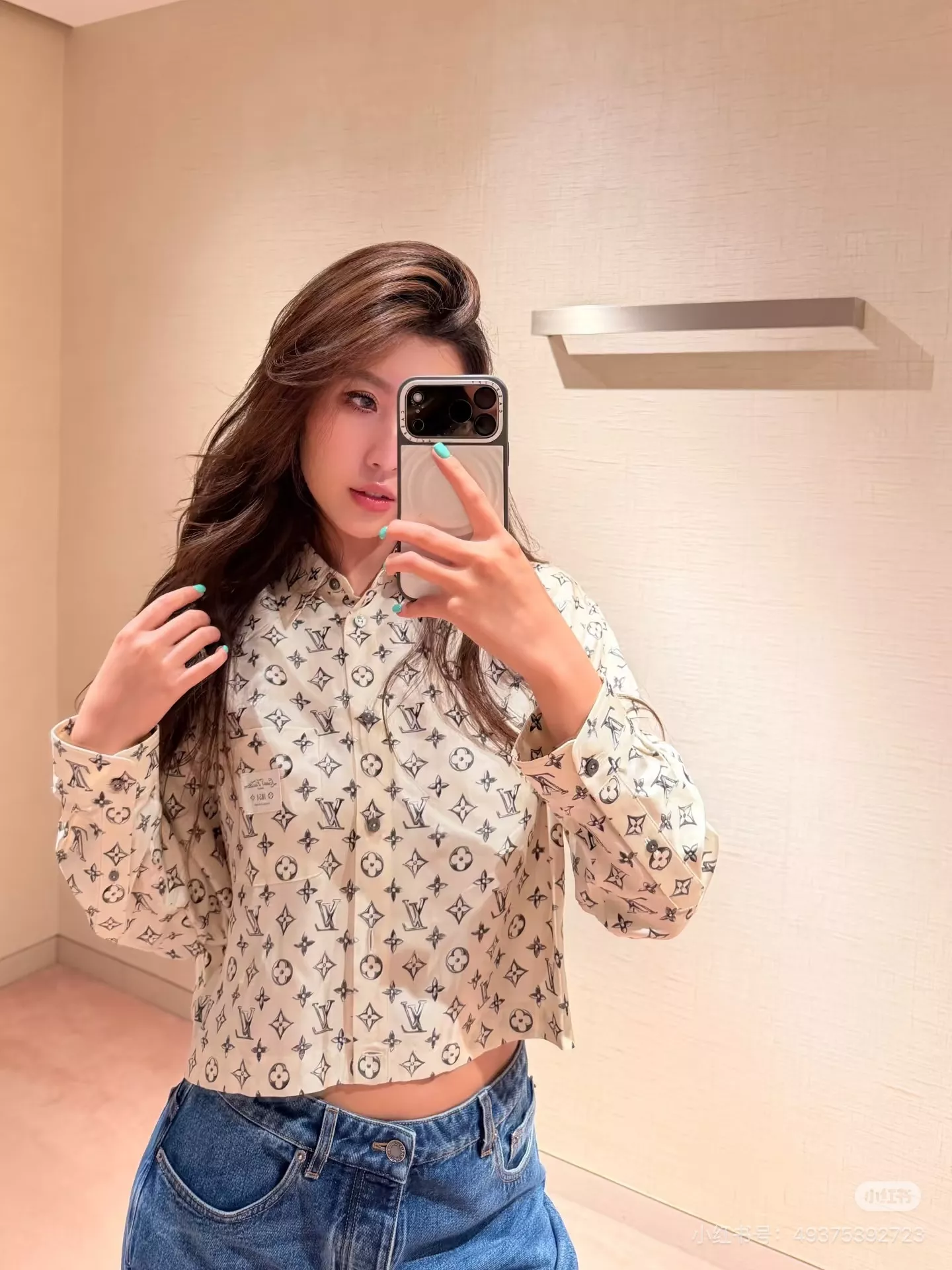 루이비통 버클업 프린트 크롭 실크 블라우스 상세 이미지 10