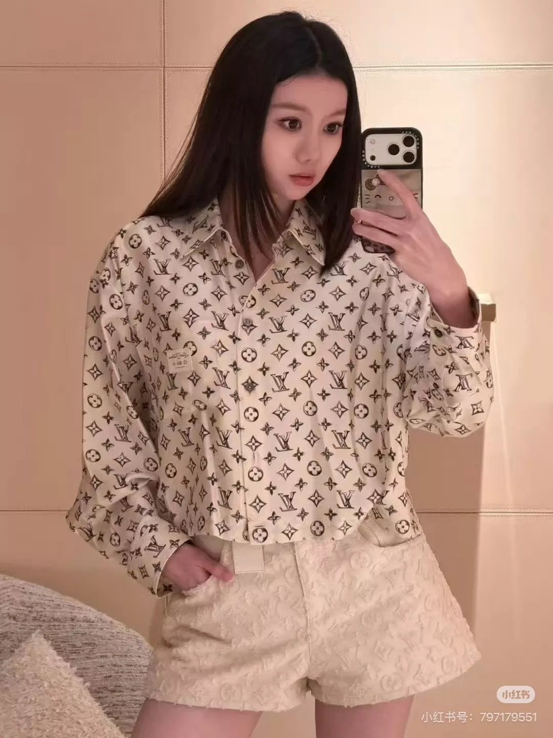 루이비통 버클업 프린트 크롭 실크 블라우스 상세 이미지 15