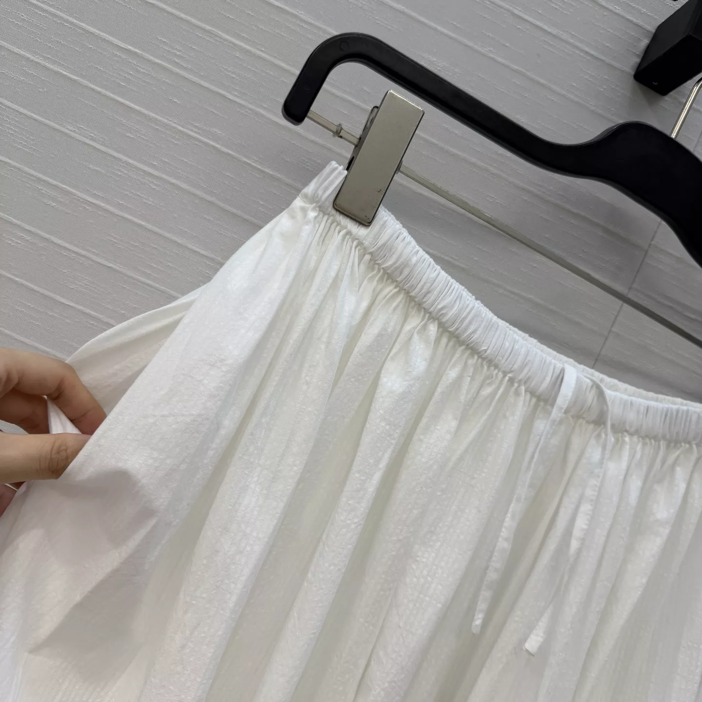 알라이아 코튼 포플린 플리츠 테이퍼드 팬츠 상세 이미지 3