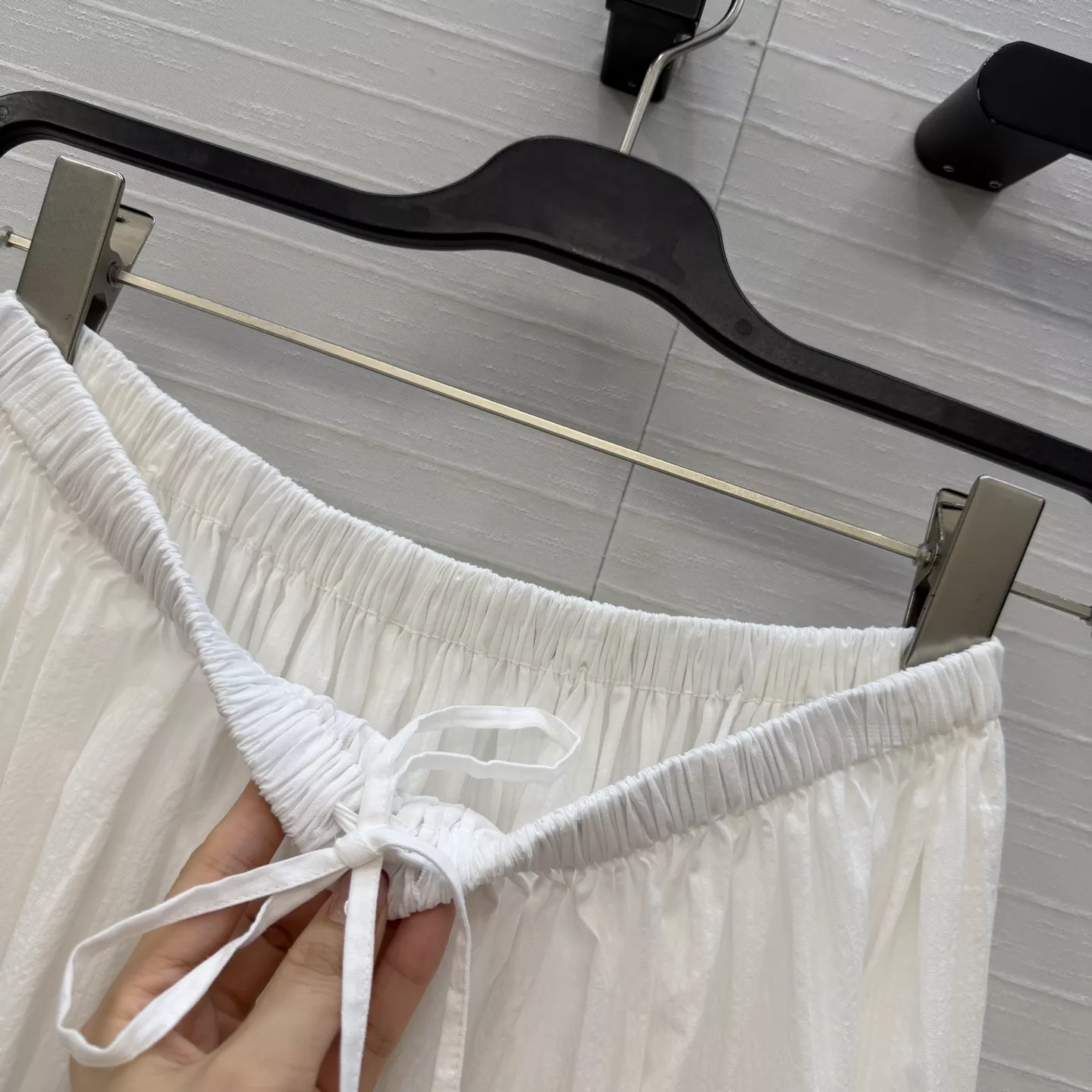 알라이아 코튼 포플린 플리츠 테이퍼드 팬츠 상세 이미지 5