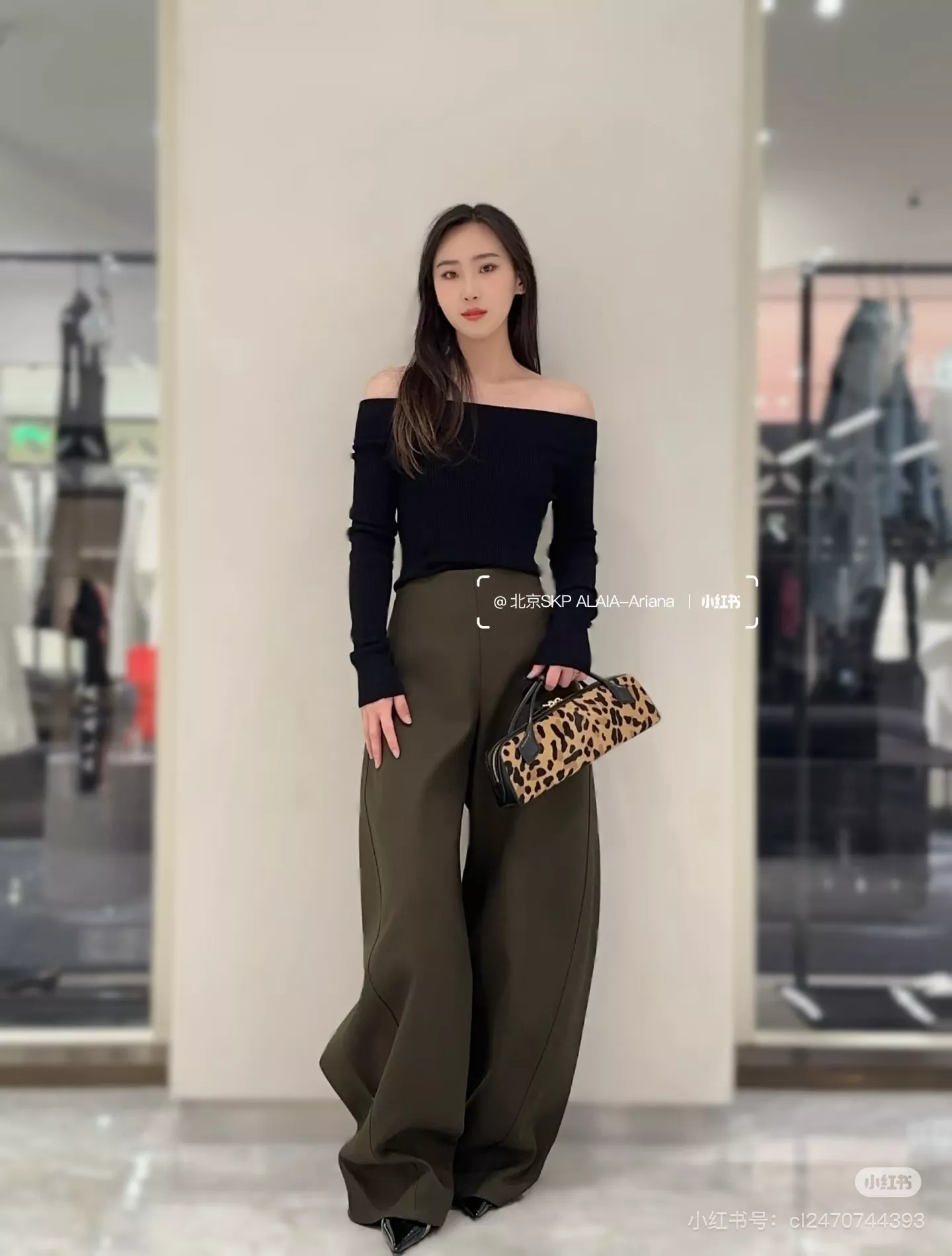 알라이아 올리브그린 아치 실루엣 와이드 팬츠 상세 이미지 16