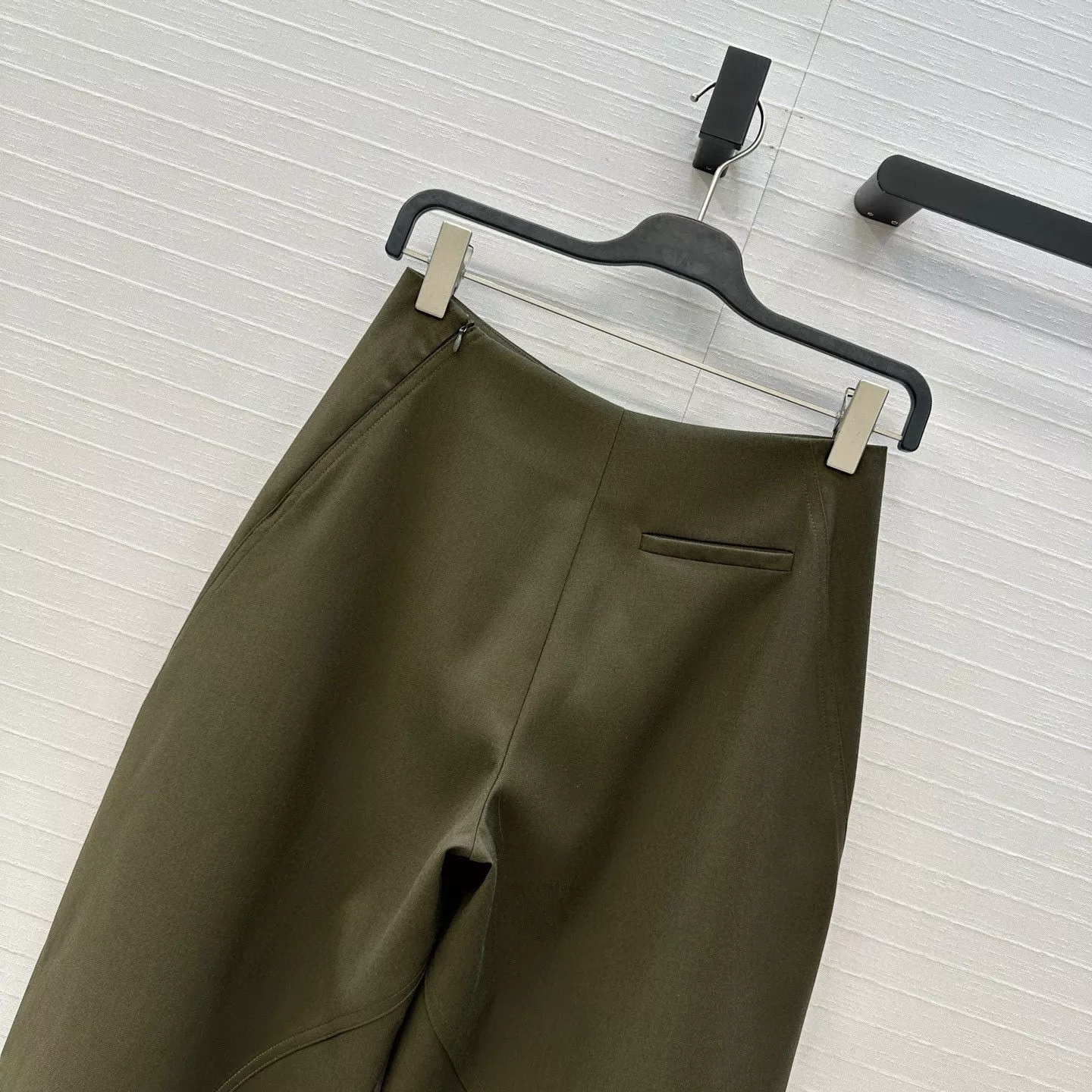 알라이아 올리브그린 아치 실루엣 와이드 팬츠 상세 이미지 9