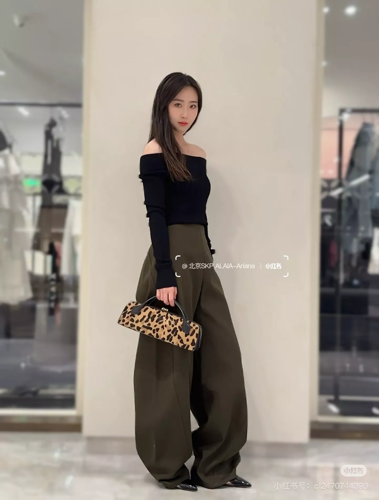 알라이아 올리브그린 아치 실루엣 와이드 팬츠 상세 이미지 18