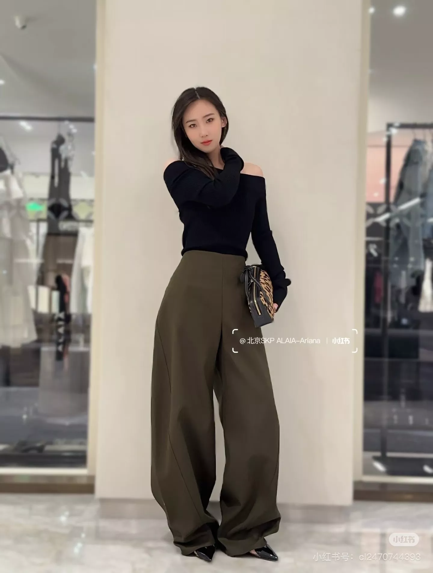 알라이아 올리브그린 아치 실루엣 와이드 팬츠 상세 이미지 17