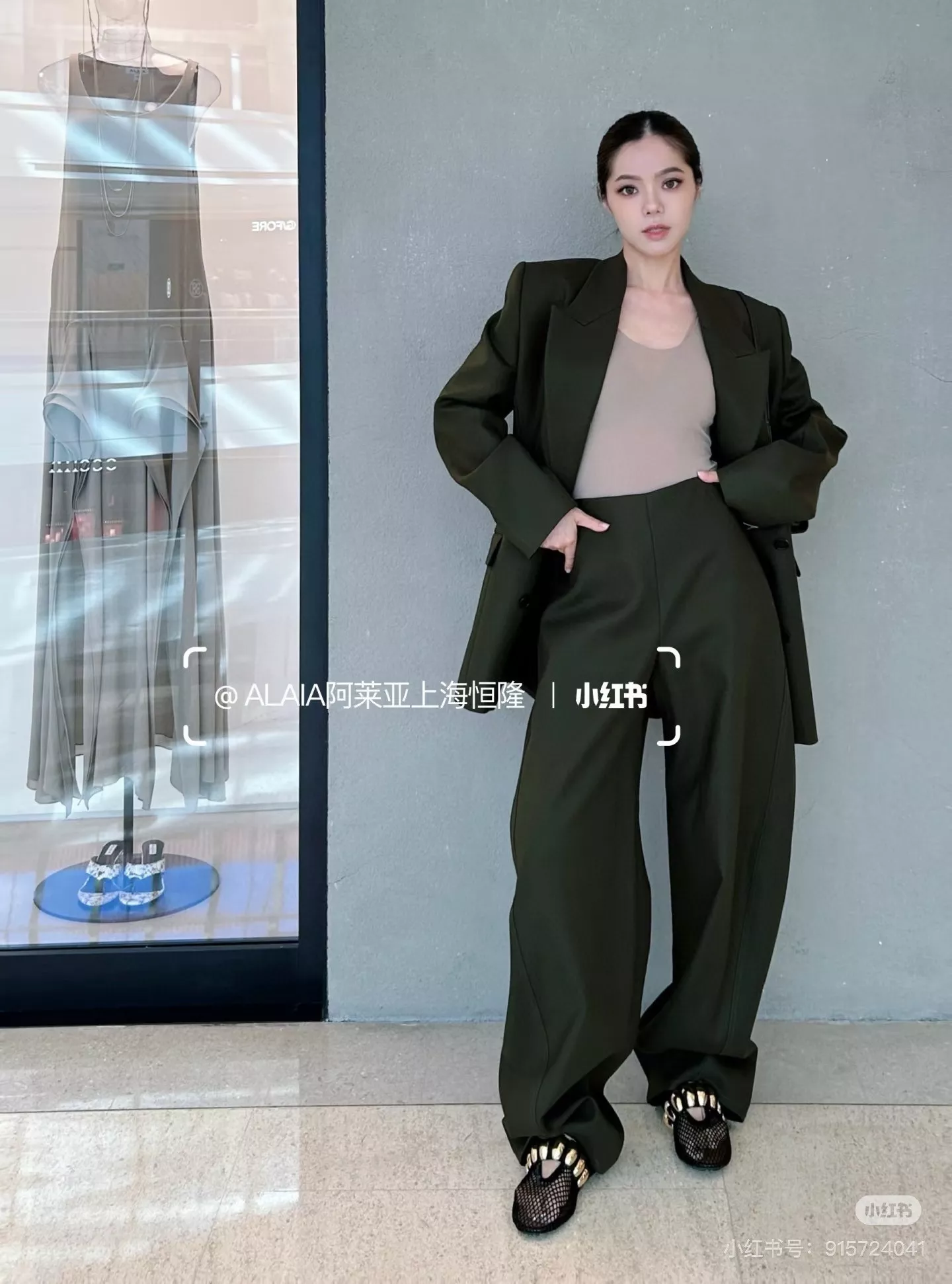 알라이아 올리브그린 아치 실루엣 와이드 팬츠 상세 이미지 15
