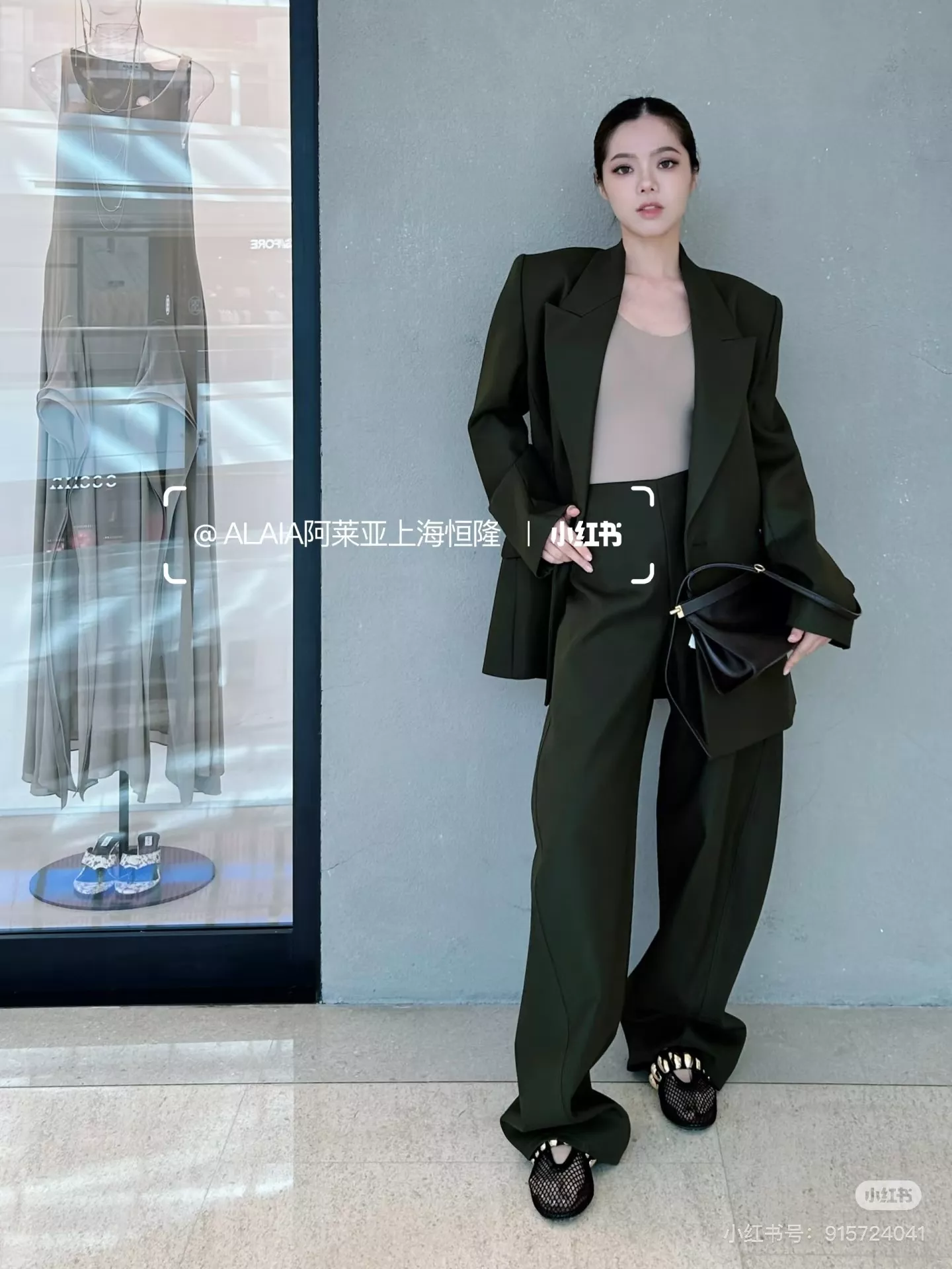 알라이아 올리브그린 아치 실루엣 와이드 팬츠 상세 이미지 14