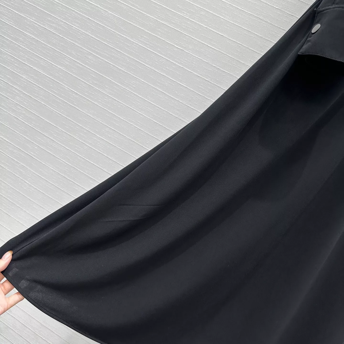 알라이아 셔링 스탠드 칼라 버튼 장식 원피스 상세 이미지 6