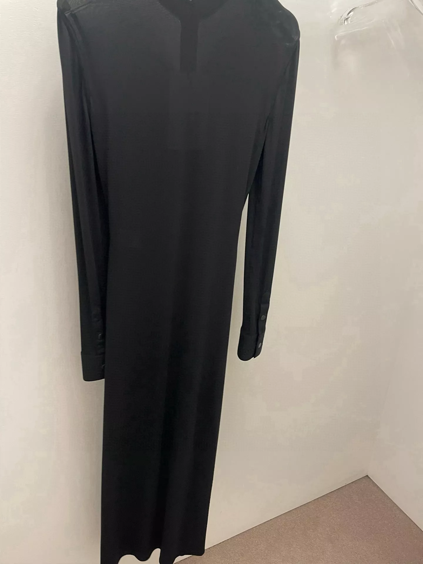 알라이아 셔링 스탠드 칼라 버튼 장식 원피스 상세 이미지 11