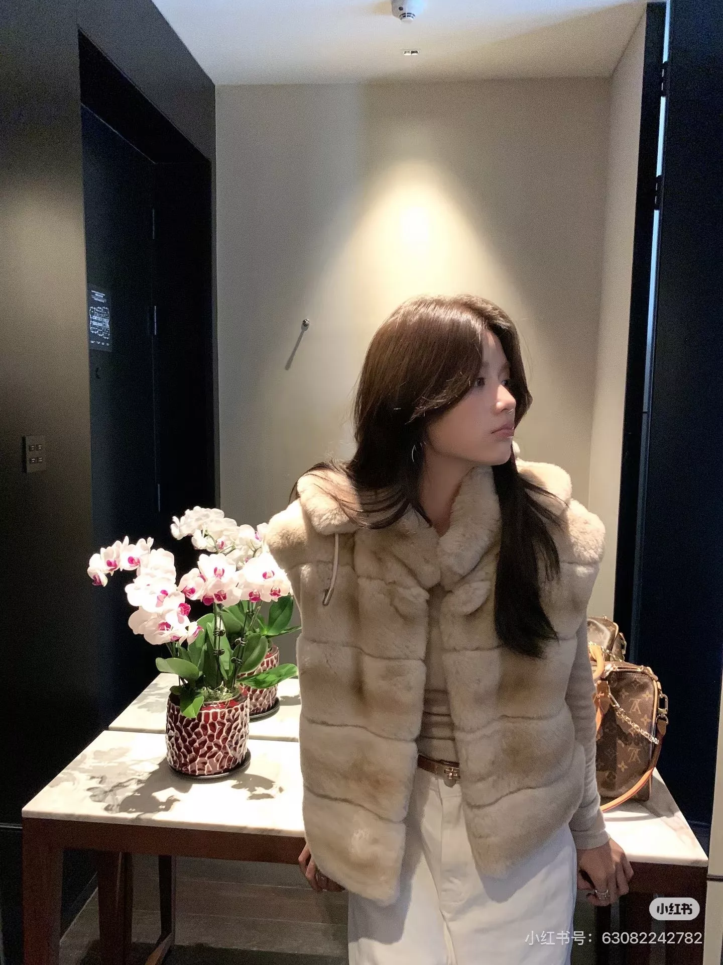 디올 후드 그라데이션 래빗퍼 조끼 상세 이미지 15