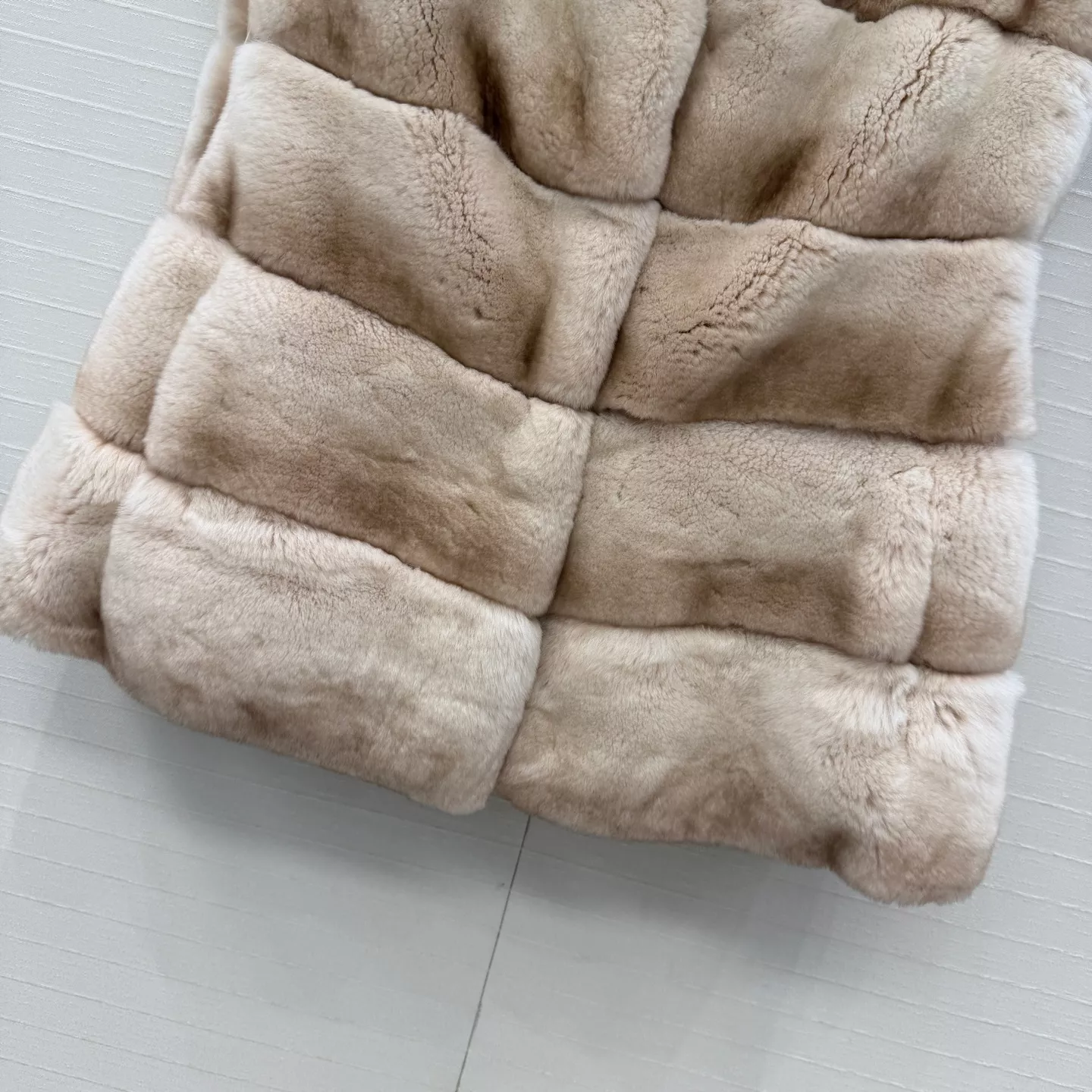 디올 후드 그라데이션 래빗퍼 조끼 상세 이미지 5