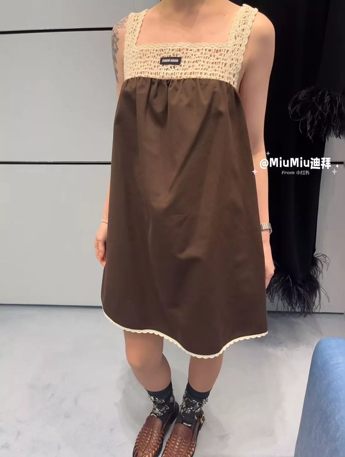 미우미우 크로셰 트리밍 배색 민소매 원피스 상세 이미지 19