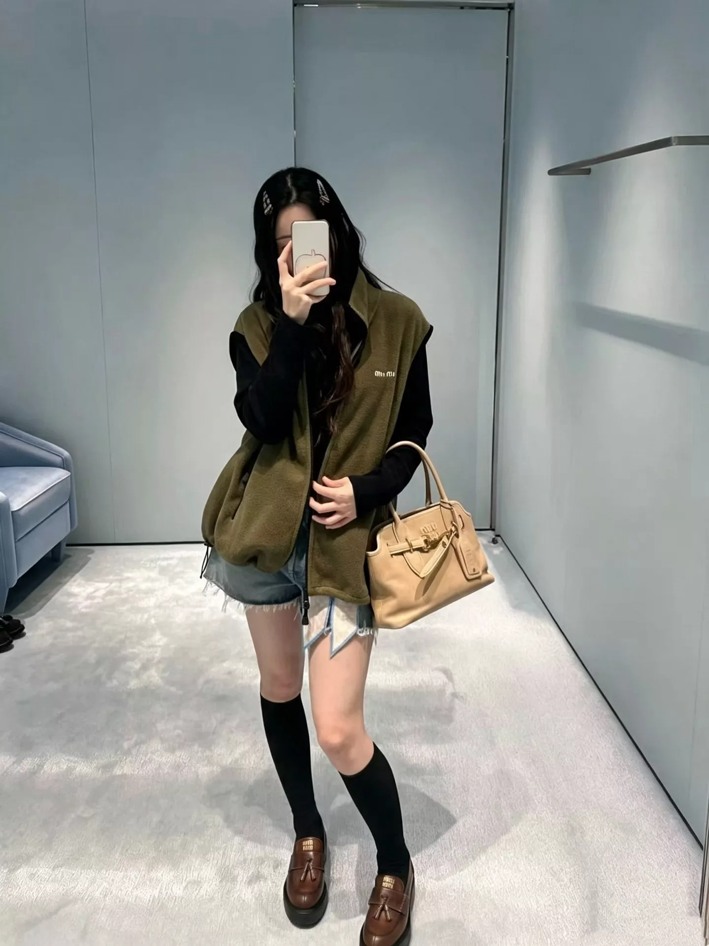미우미우 올리브그린 스탠드칼라 집업 플리스 조끼 상세 이미지 16