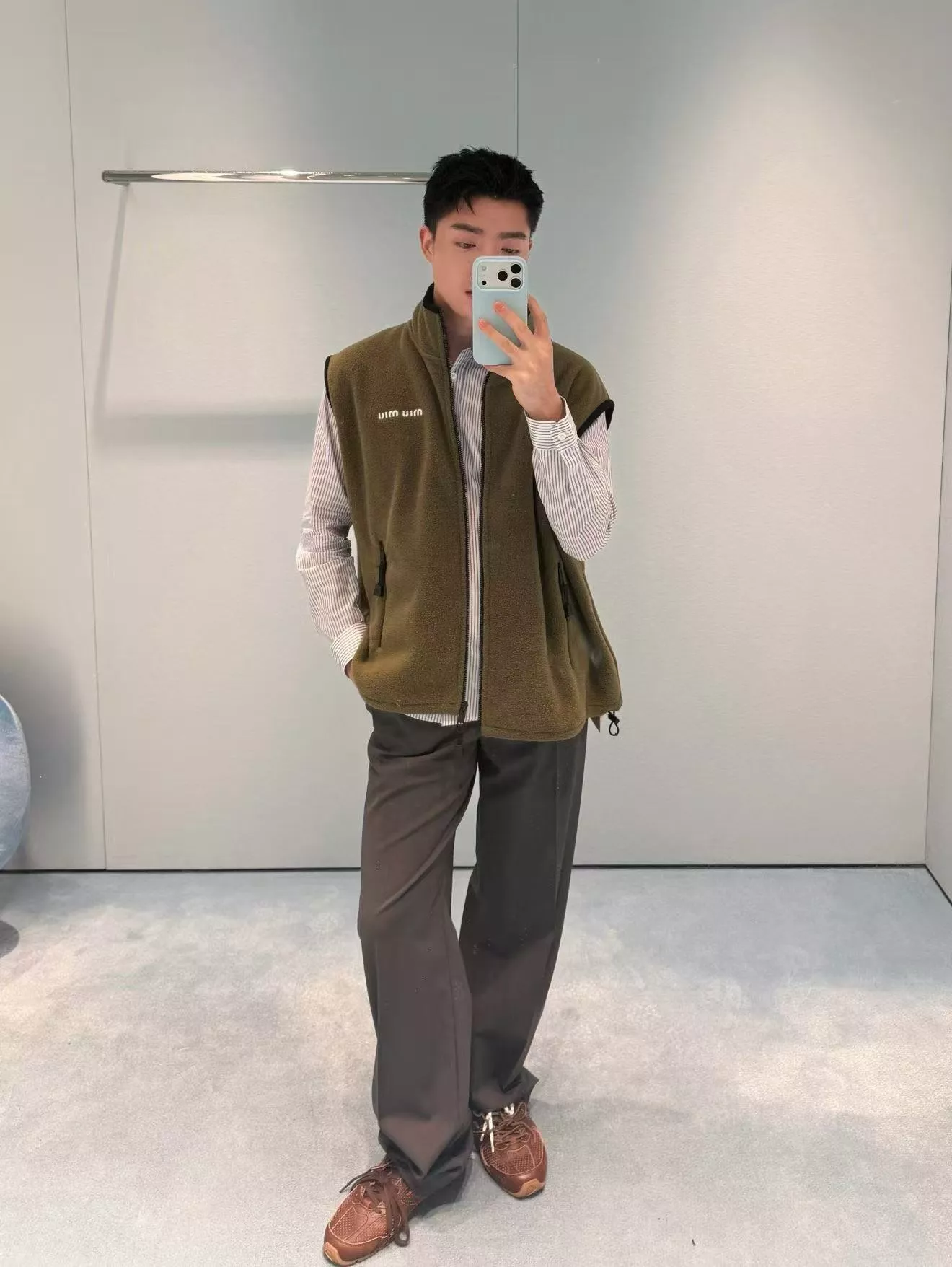 미우미우 올리브그린 스탠드칼라 집업 플리스 조끼 상세 이미지 11