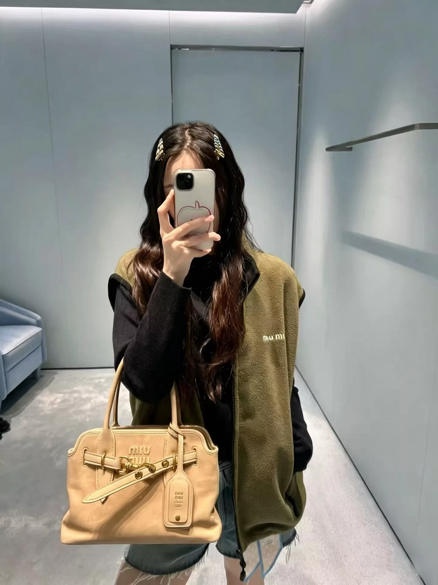 미우미우 올리브그린 스탠드칼라 집업 플리스 조끼 상세 이미지 17