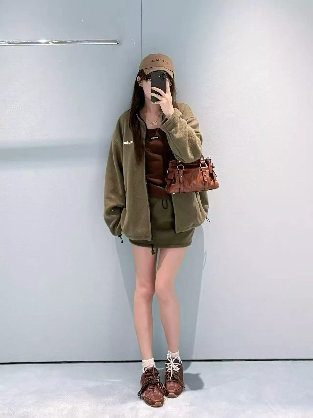 미우미우 올리브그린 스탠드칼라 집업 플리스 조끼 상세 이미지 19