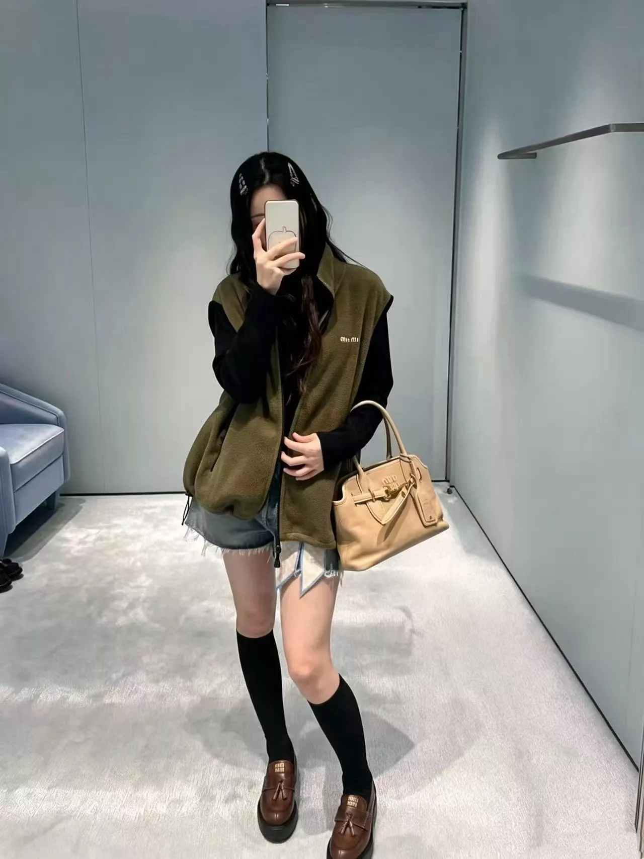 미우미우 올리브그린 스탠드칼라 집업 플리스 조끼 상세 이미지 18